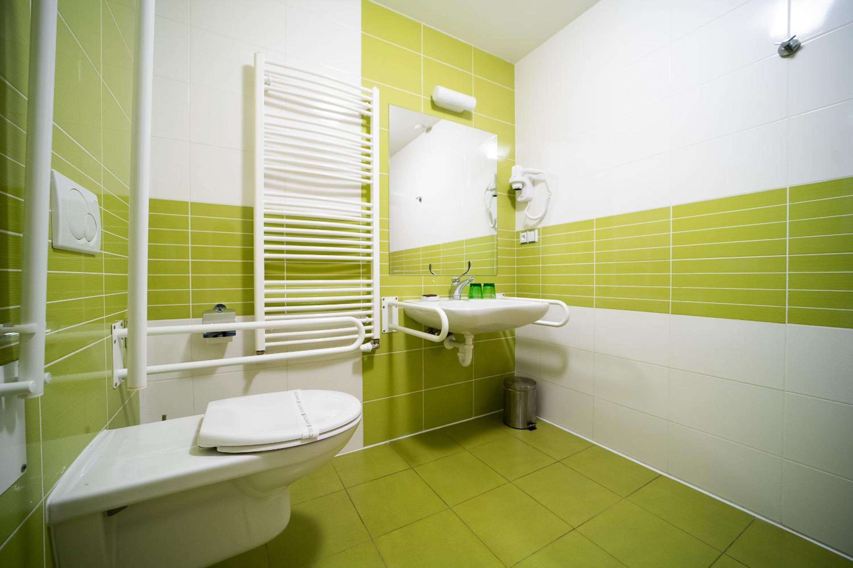 King Room with Roll-In Shower - Disability Access - Photo 3