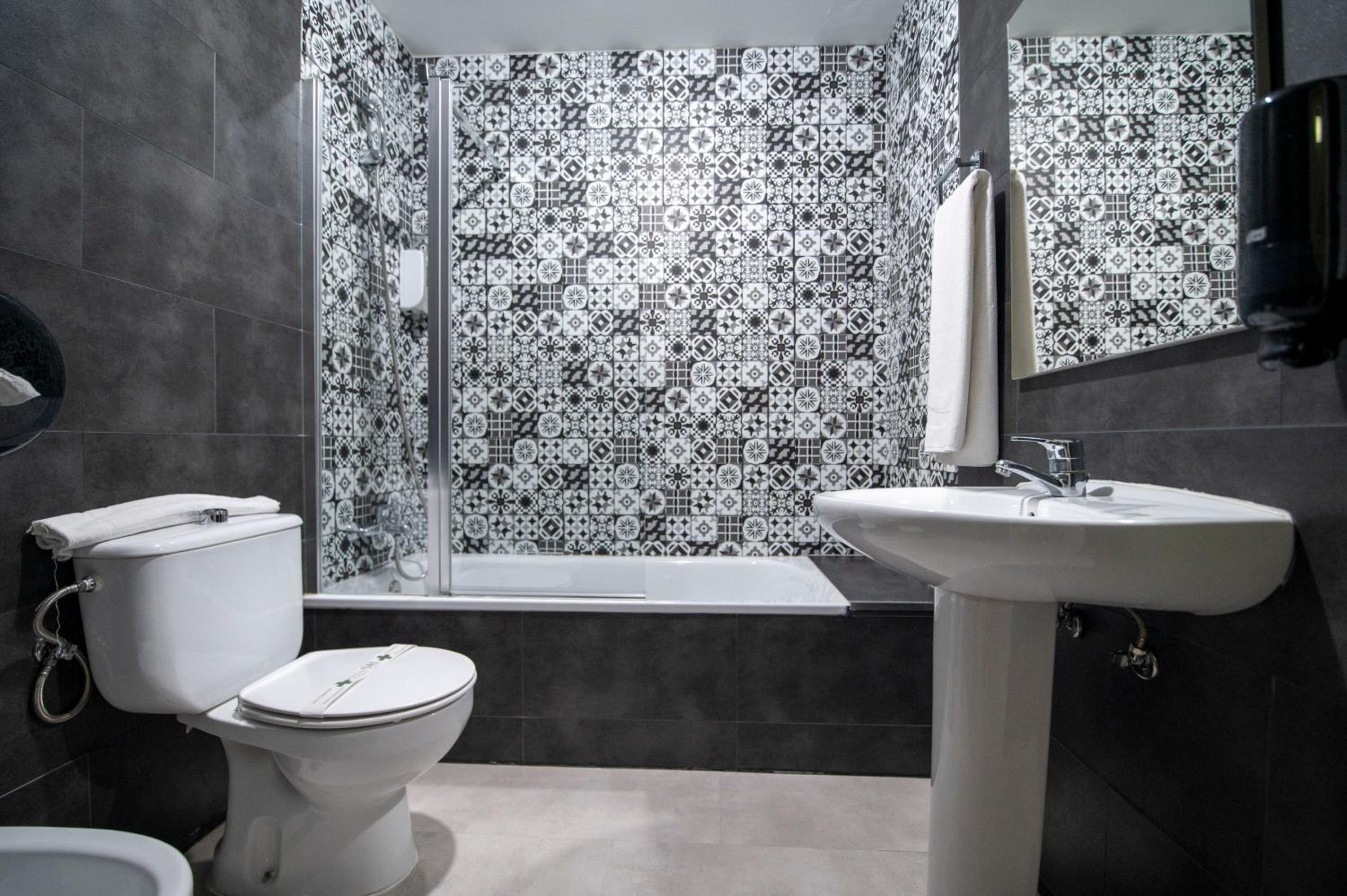 Double or Twin Room - Photo 9
