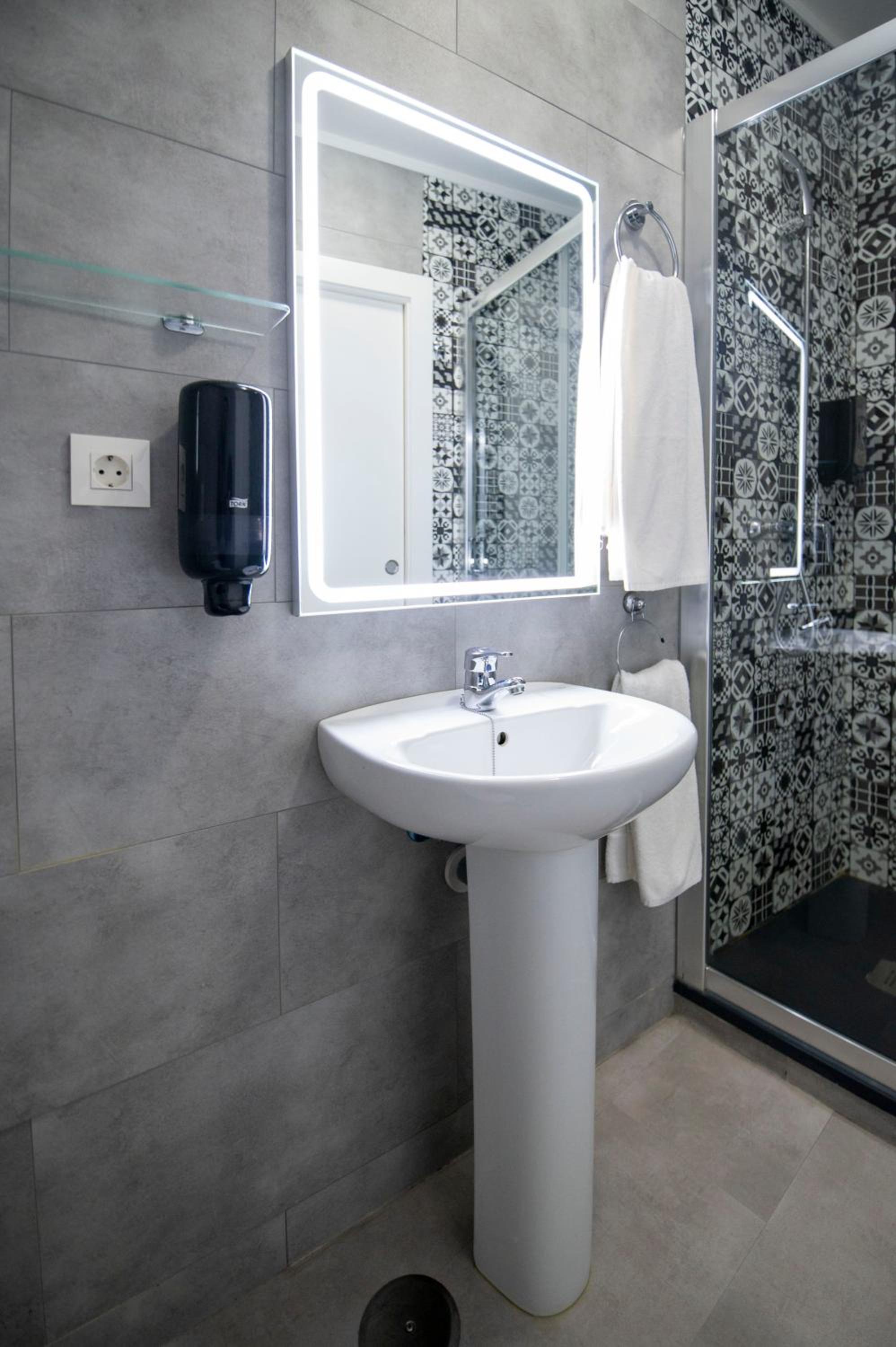 Double or Twin Room - Photo 11
