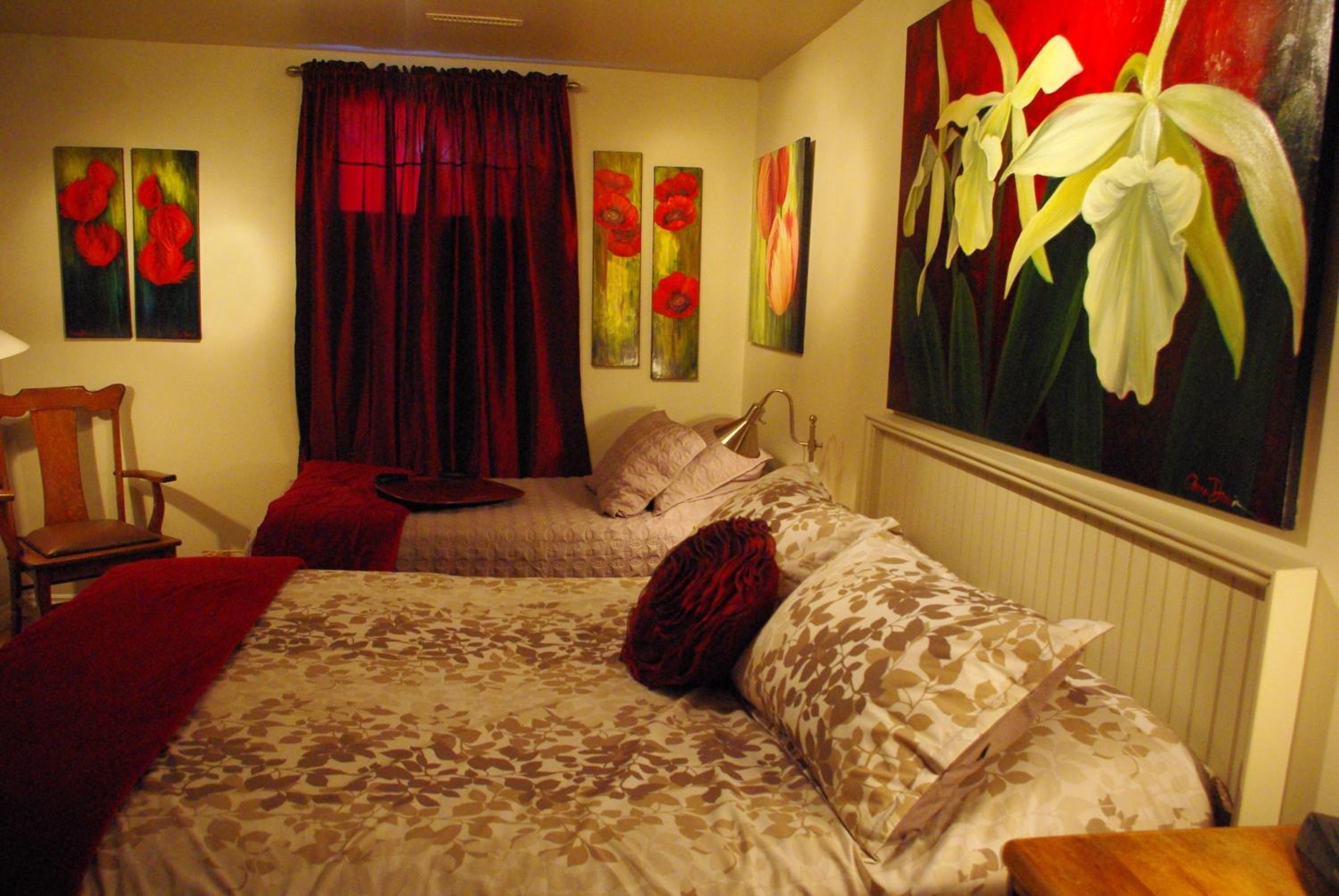 Queen Room photo 2