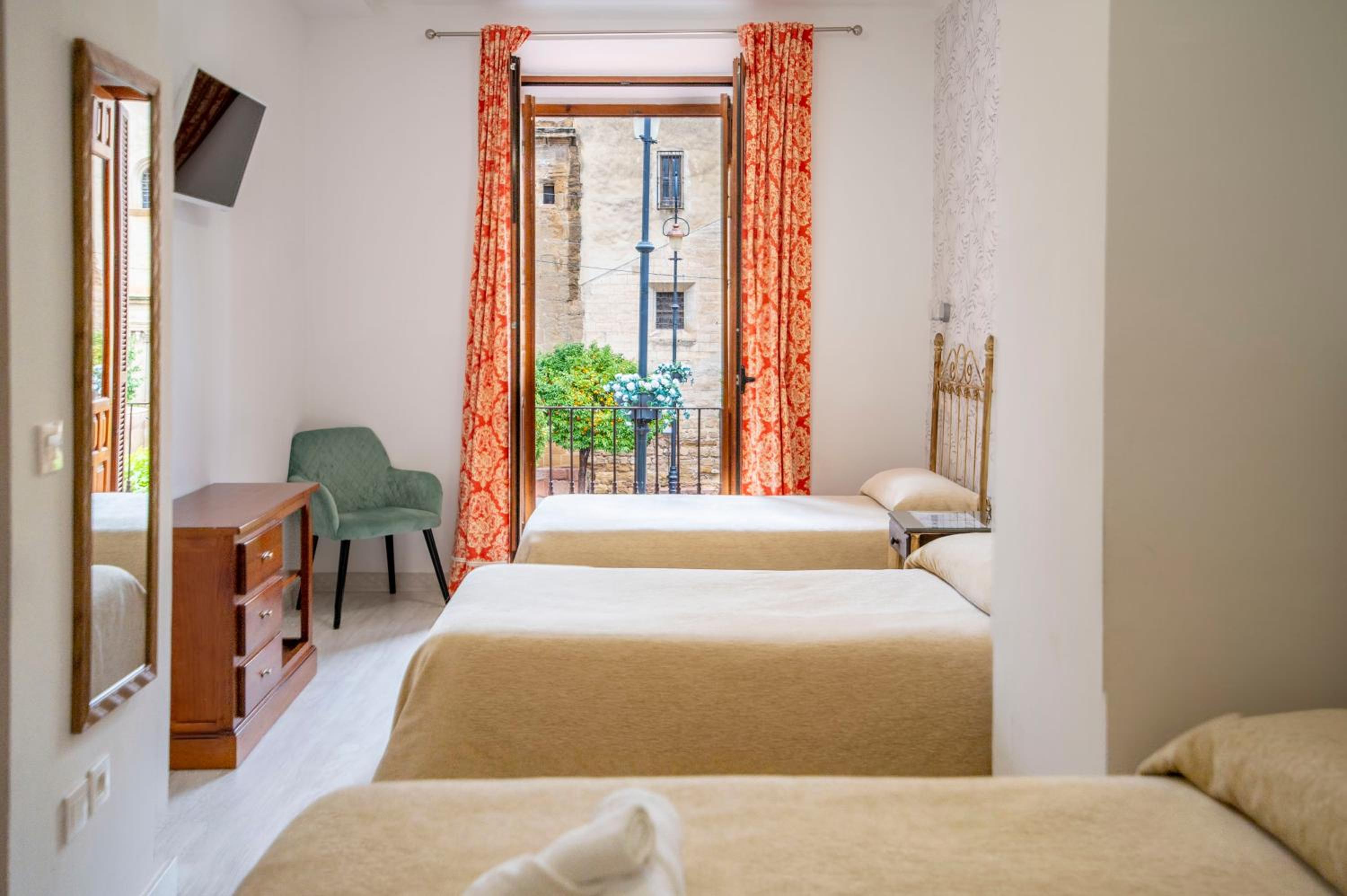 Standard Triple Room - Photo 10