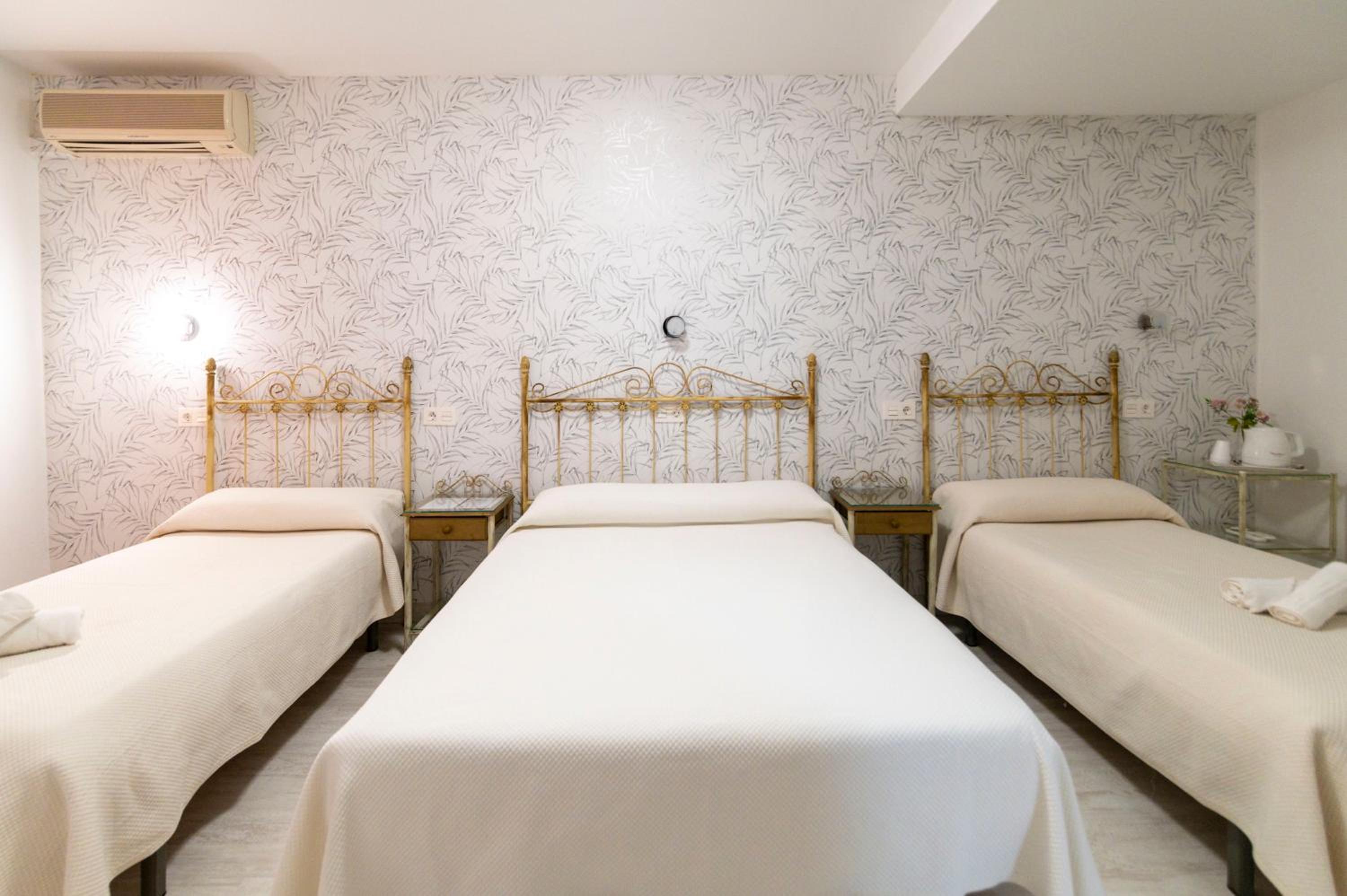 Standard Quadruple Room - Photo 6