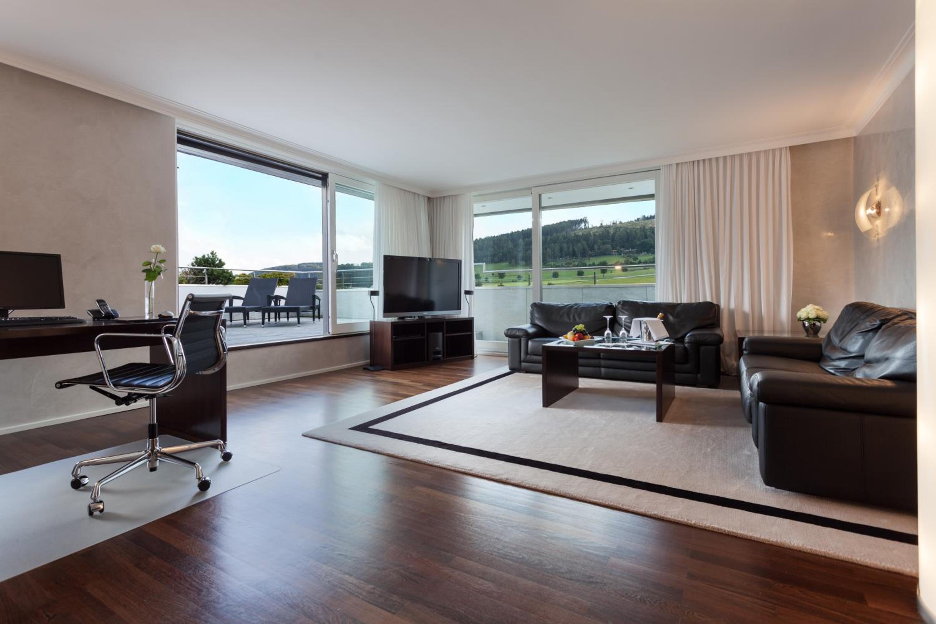 Suite with Hot Tub - Photo 1