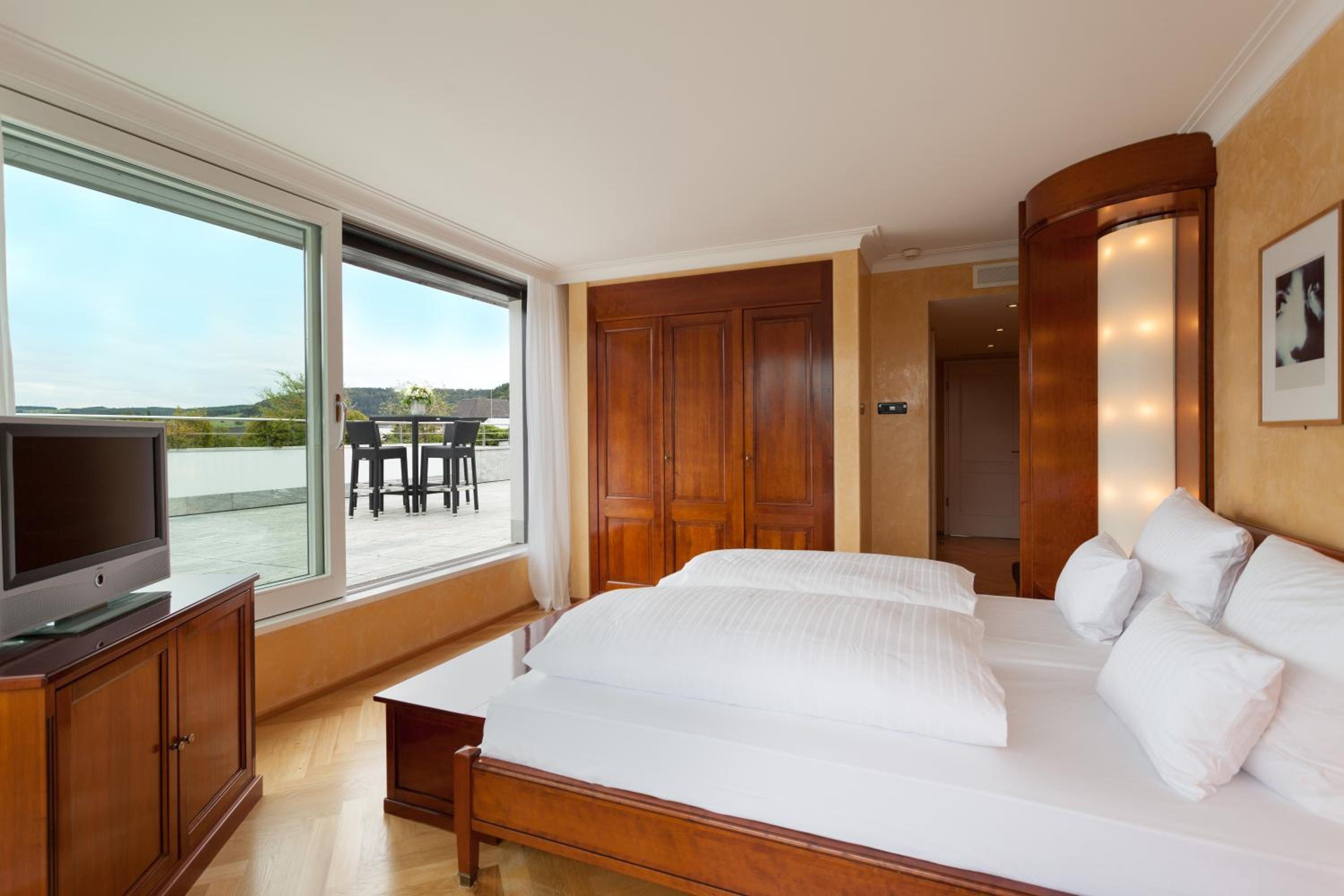 Suite with Hot Tub - Photo 4