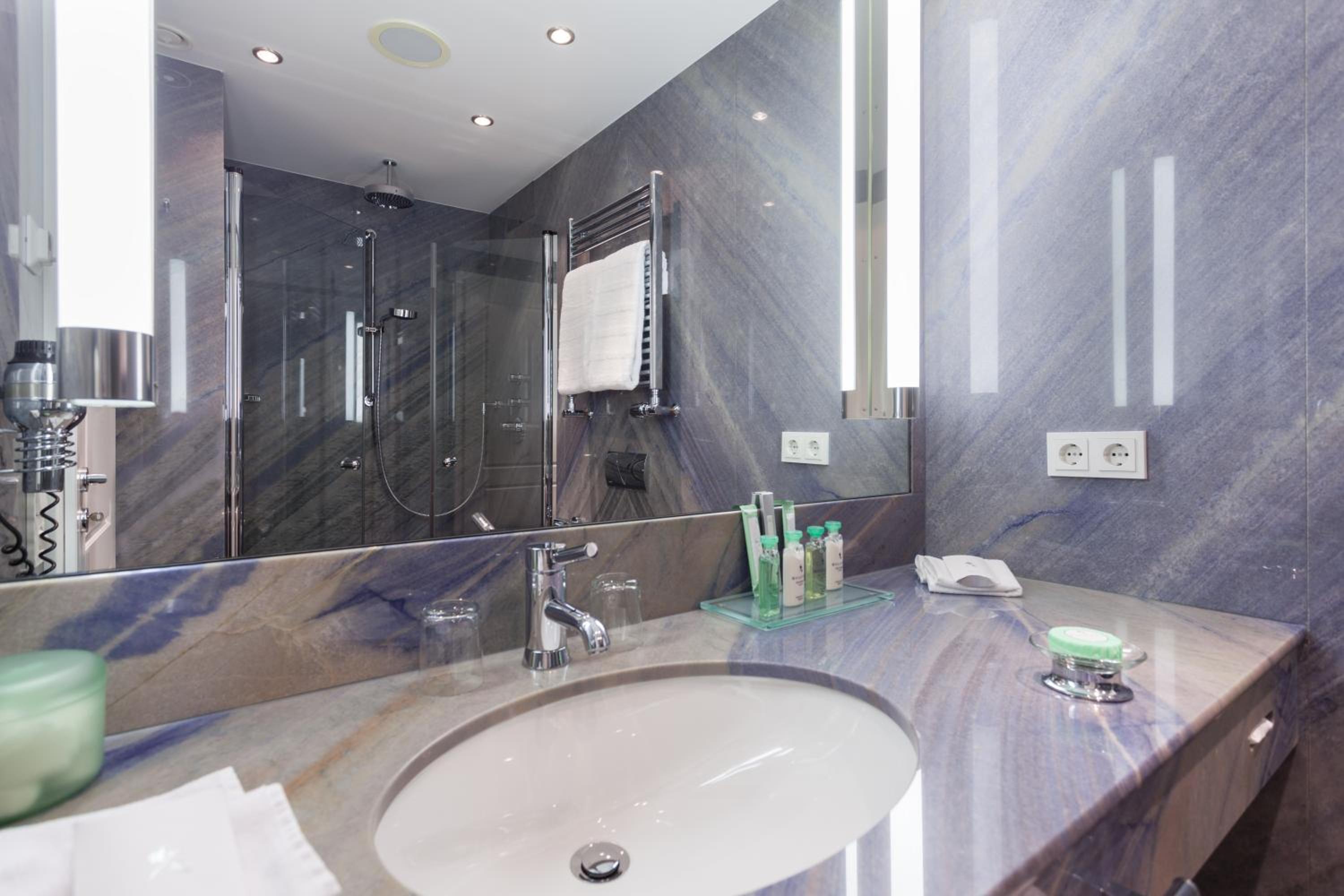 Suite with Hot Tub - Photo 2