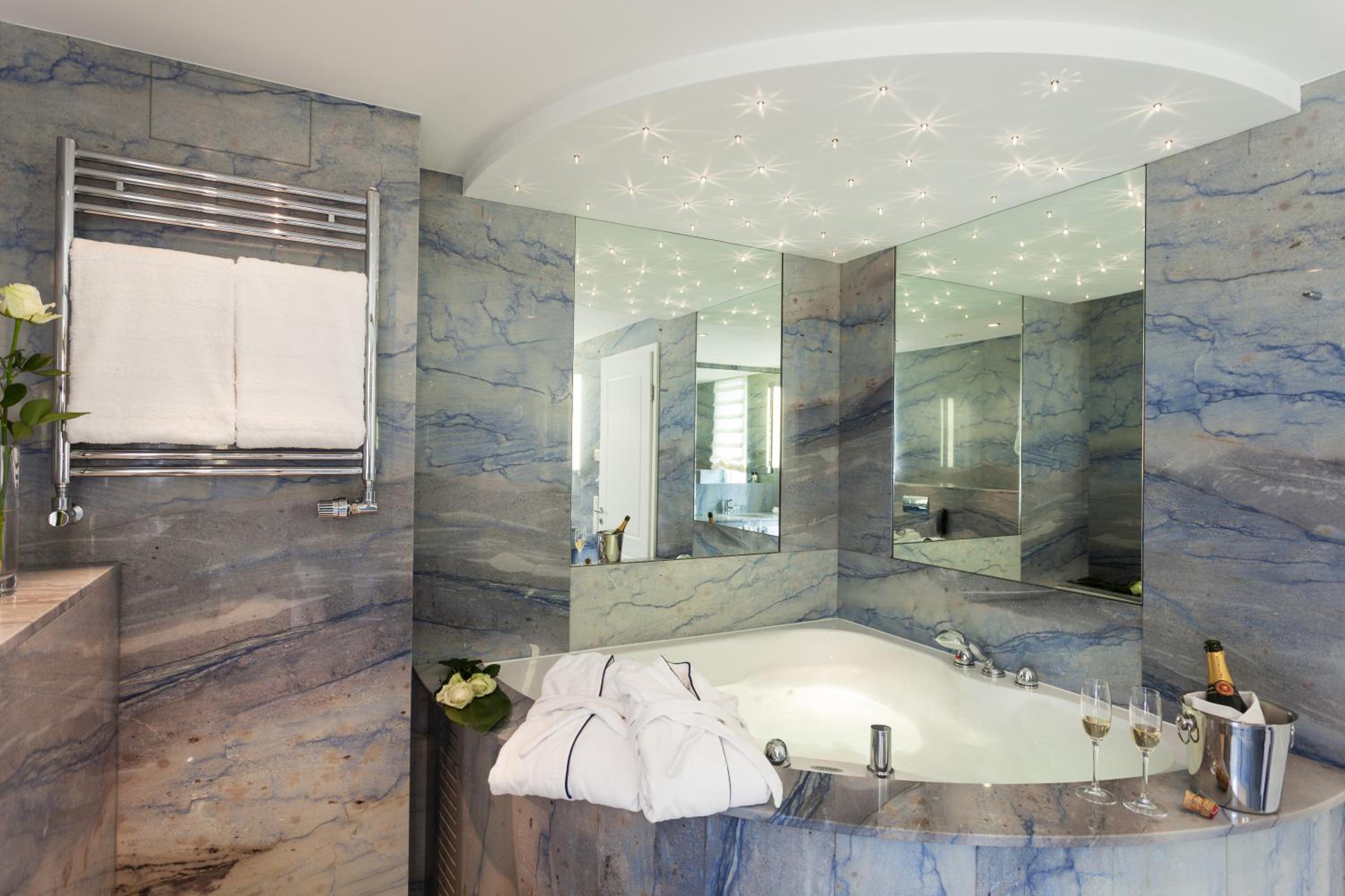 Suite with Hot Tub - Photo 3