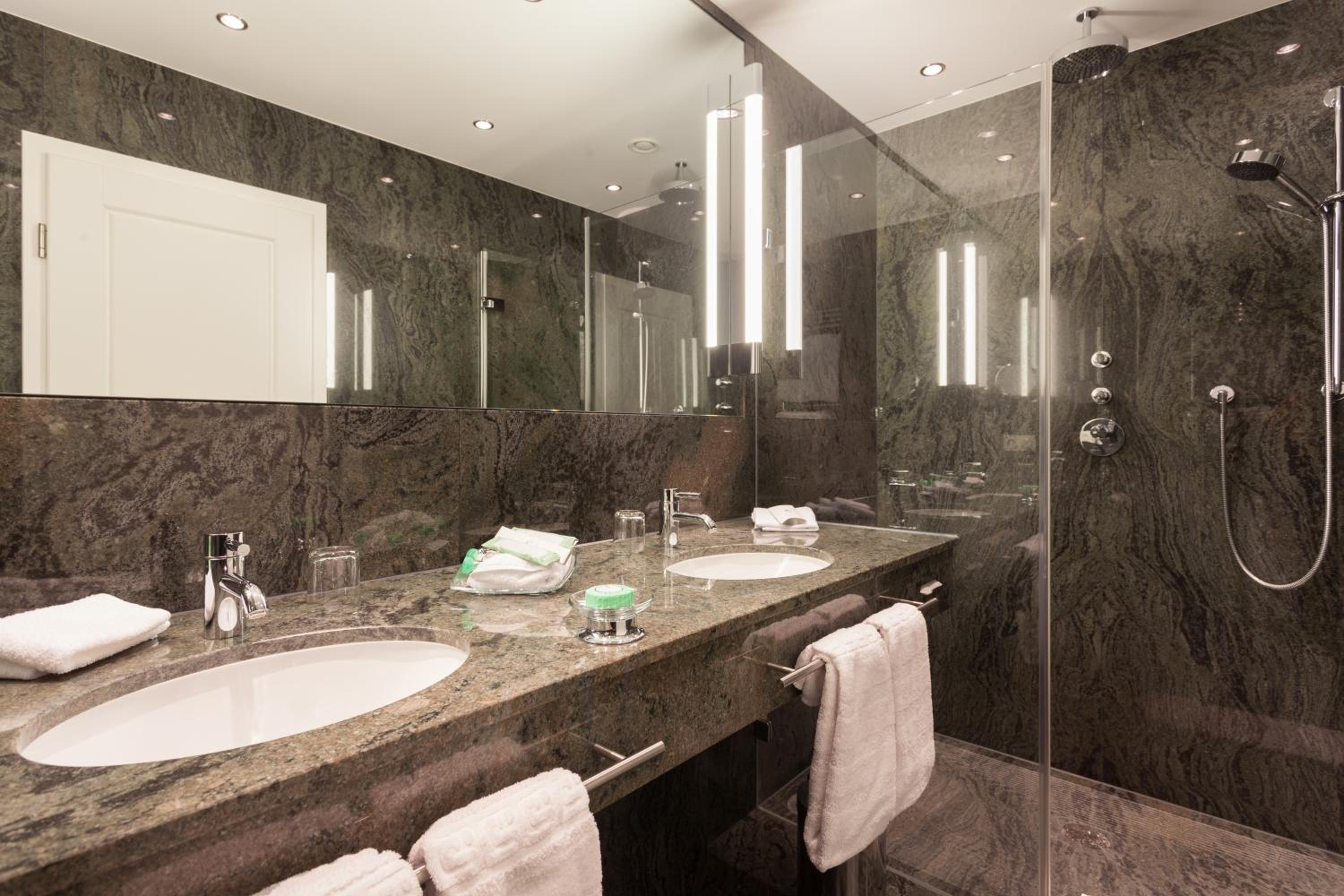 Suite with Balcony - Photo 4