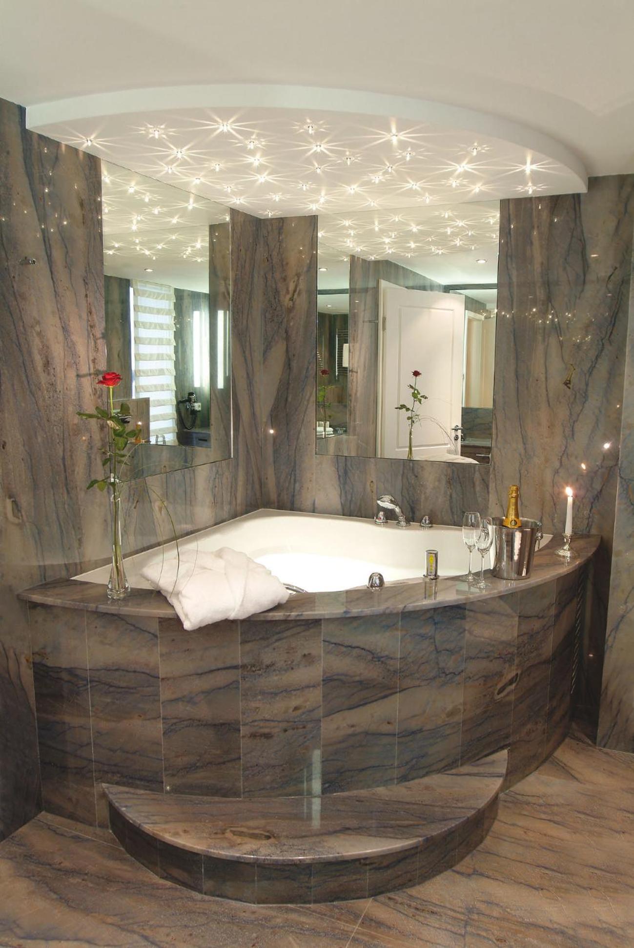 Suite with Hot Tub - Photo 5