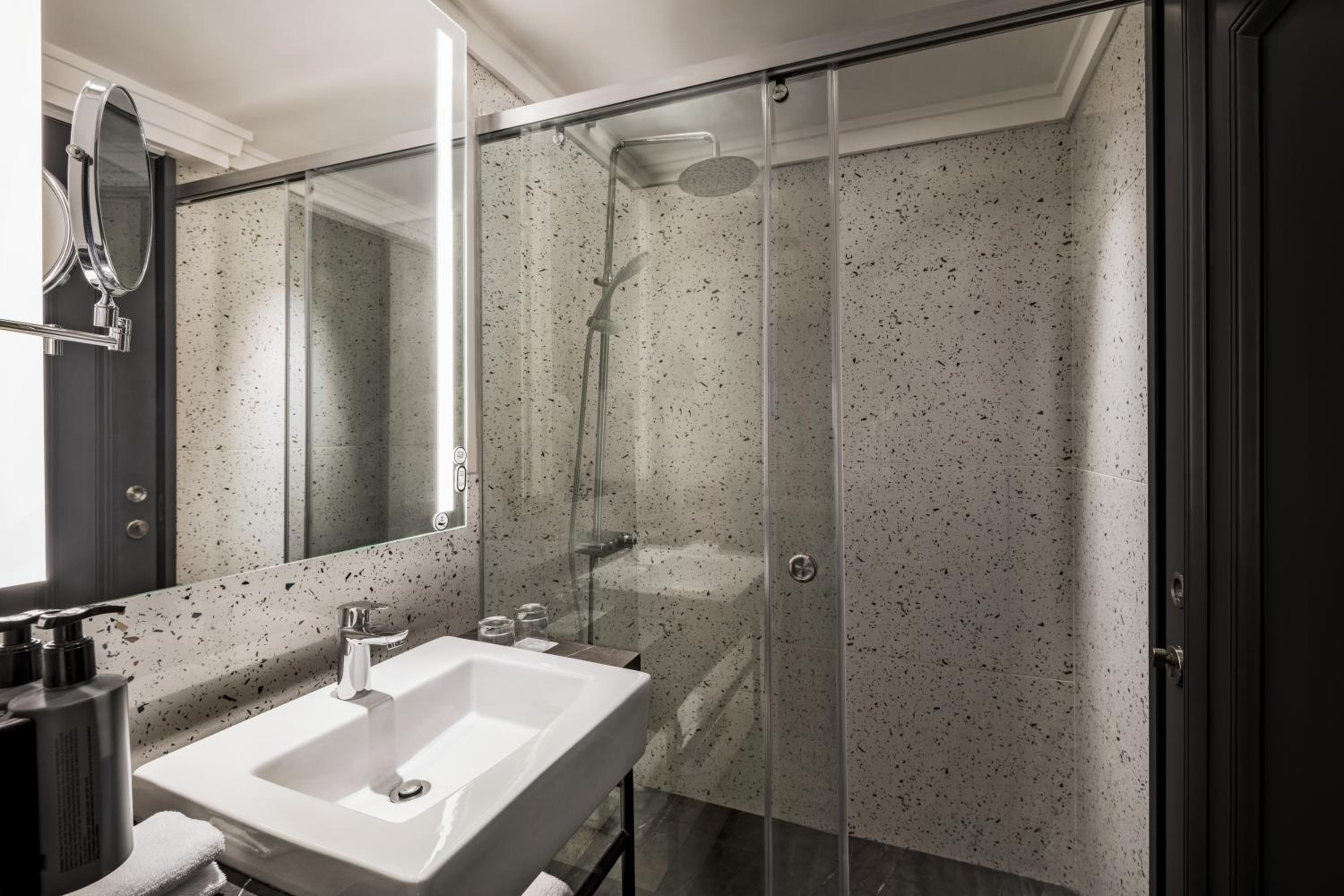 Hollywood Queen Room with Queen and Twin Bed - 15% Discount Food & Beverages - Photo 5