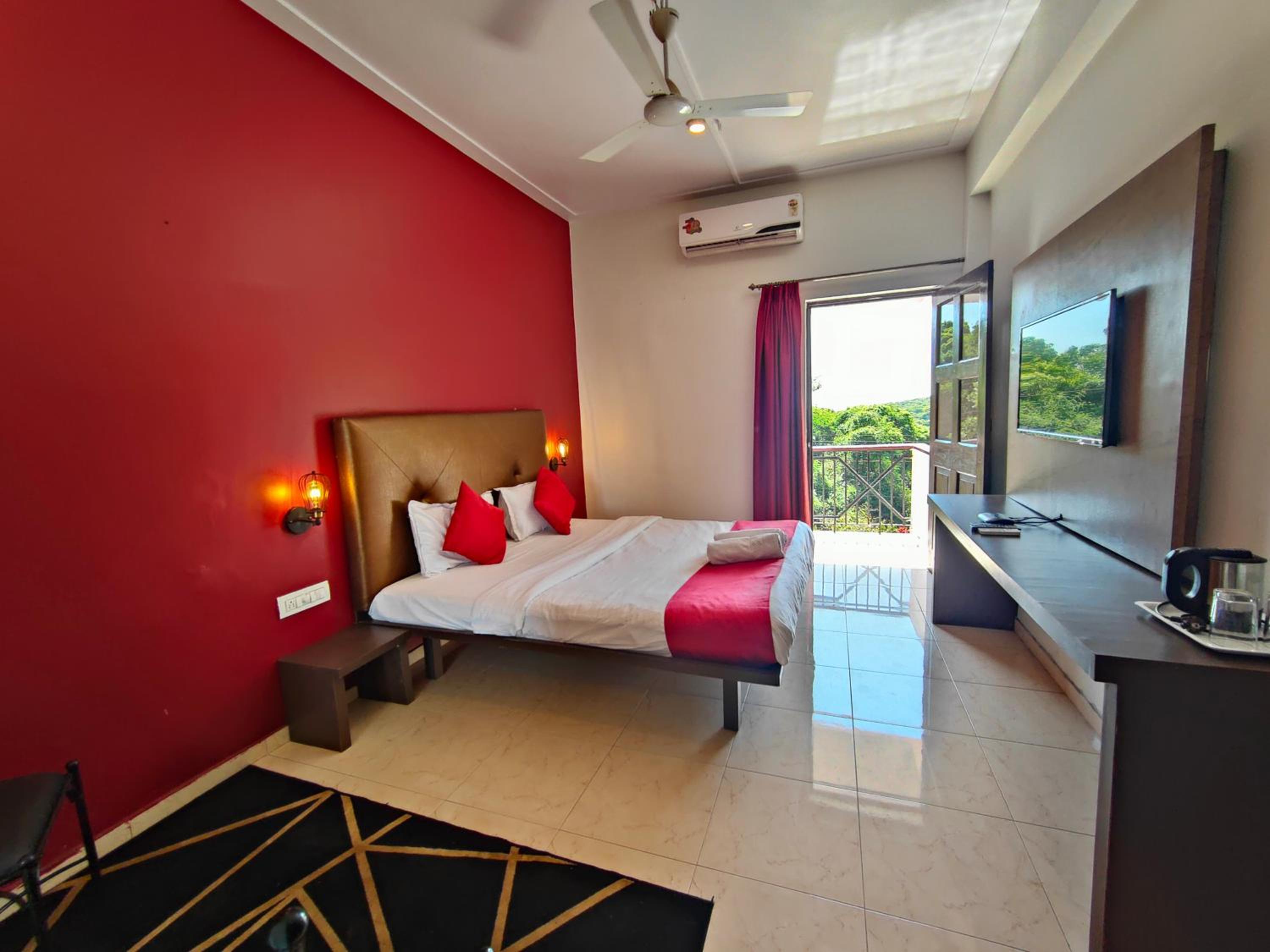 Deluxe Double Room with Balcony - Photo 1