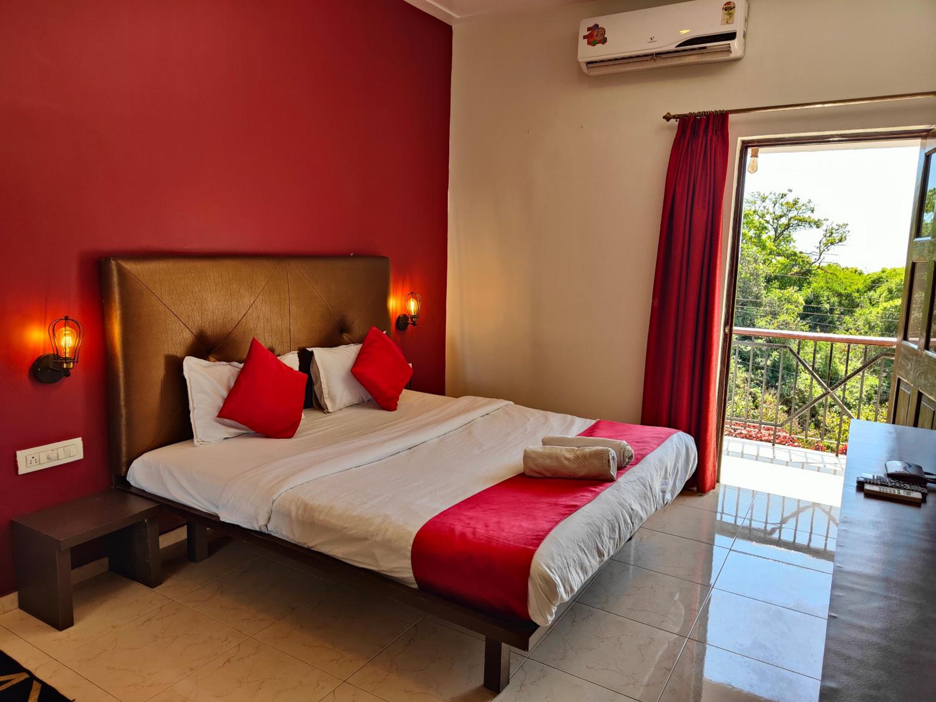 Deluxe Double Room with Balcony - Photo 8