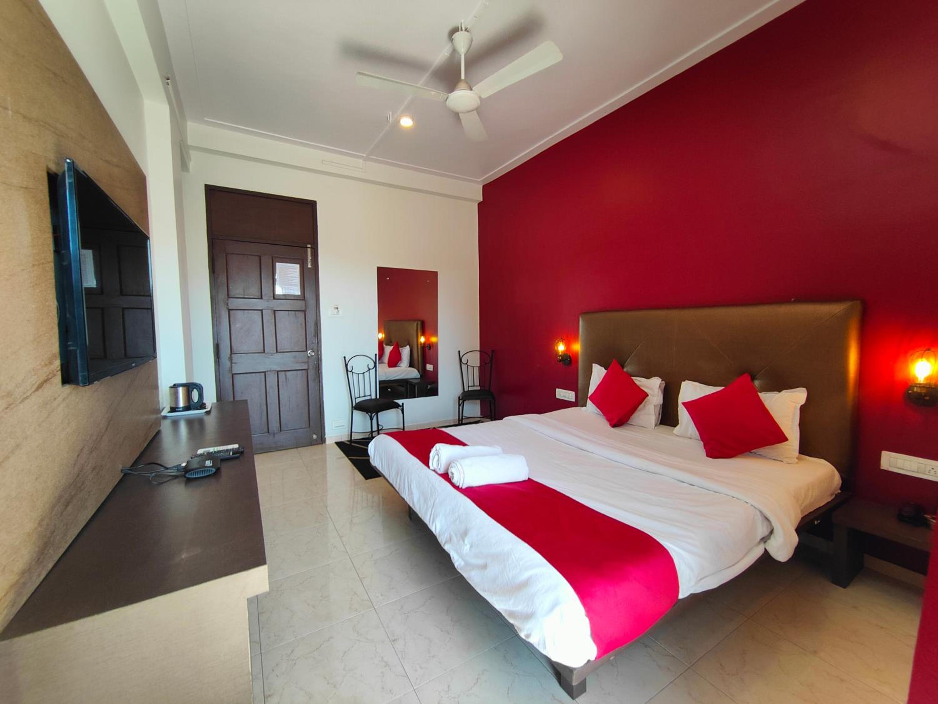 Deluxe Double Room with Balcony - Photo 6