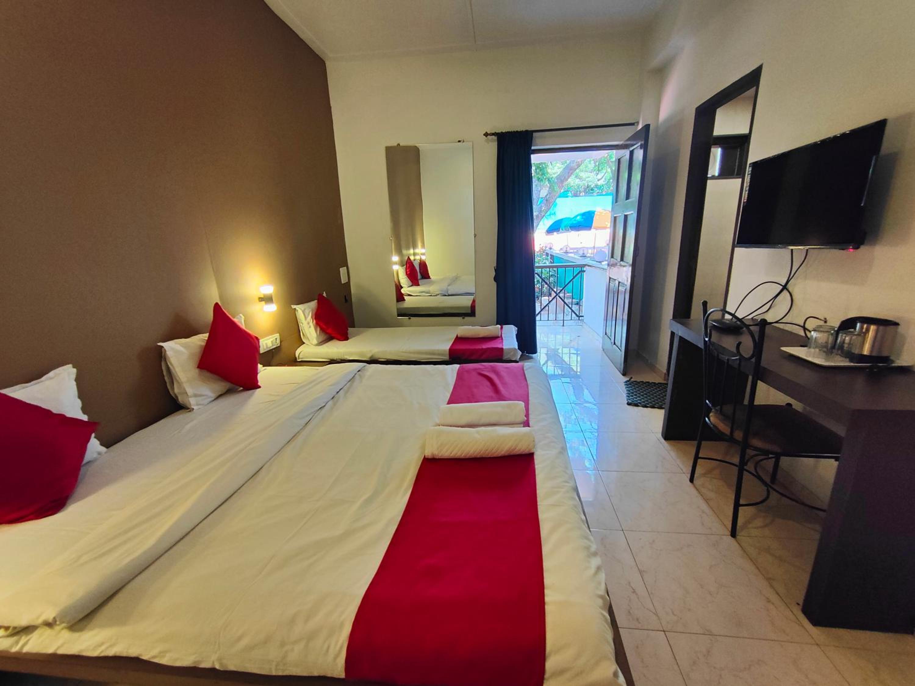 Deluxe Family Suite - Photo 6
