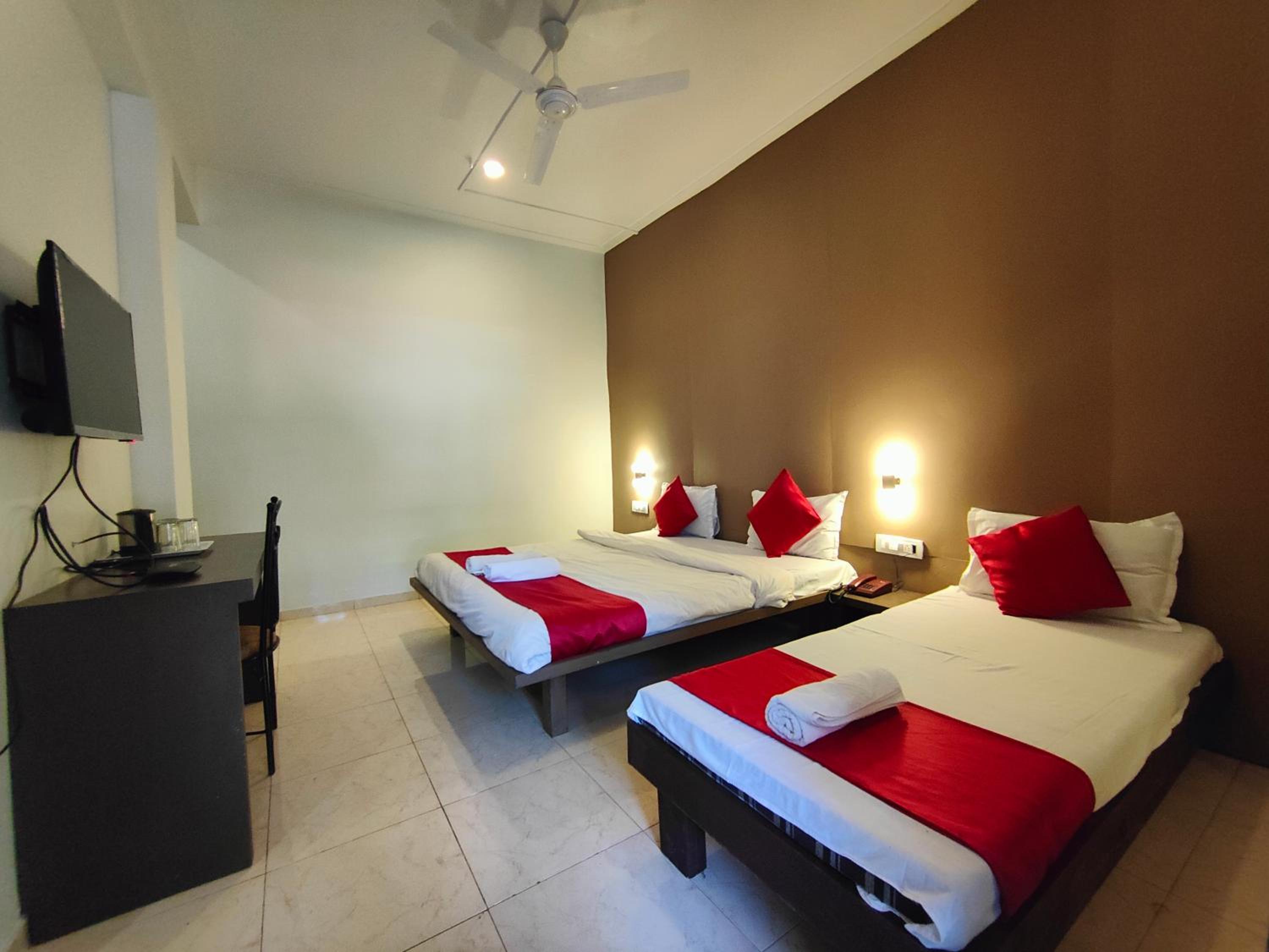 Deluxe Family Suite - Photo 7