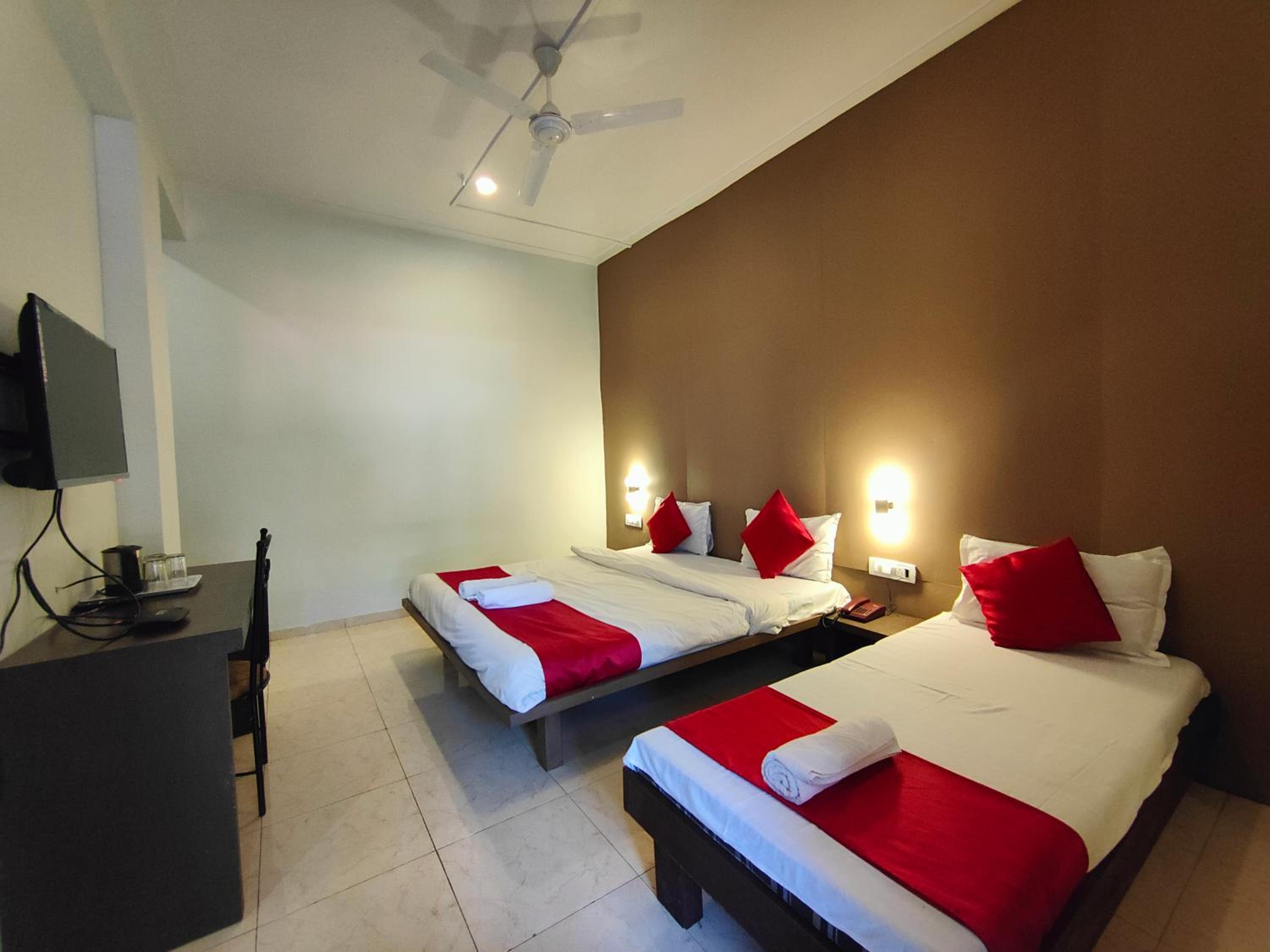 Deluxe Family Suite - Photo 2