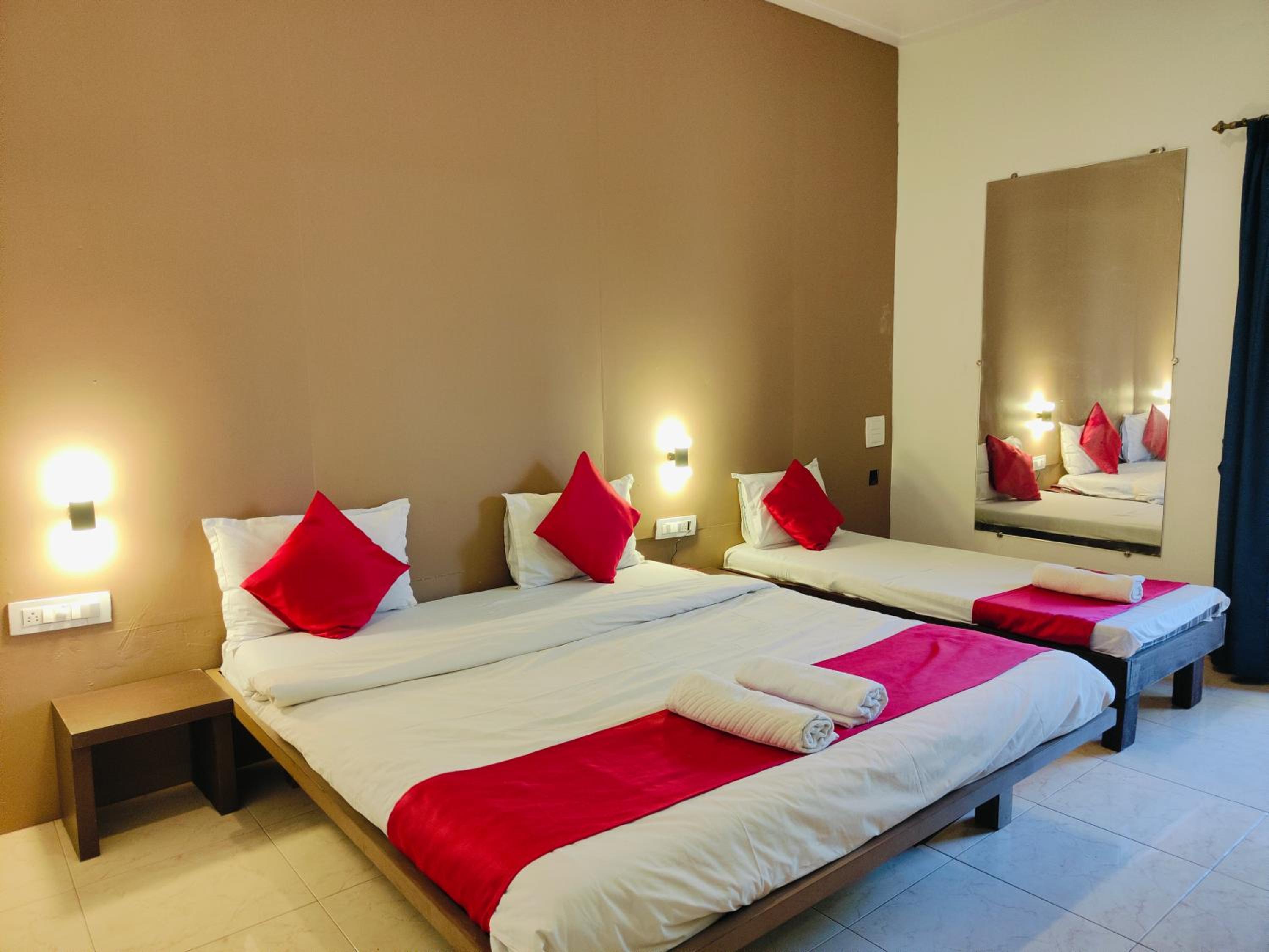Deluxe Family Suite - Photo 3