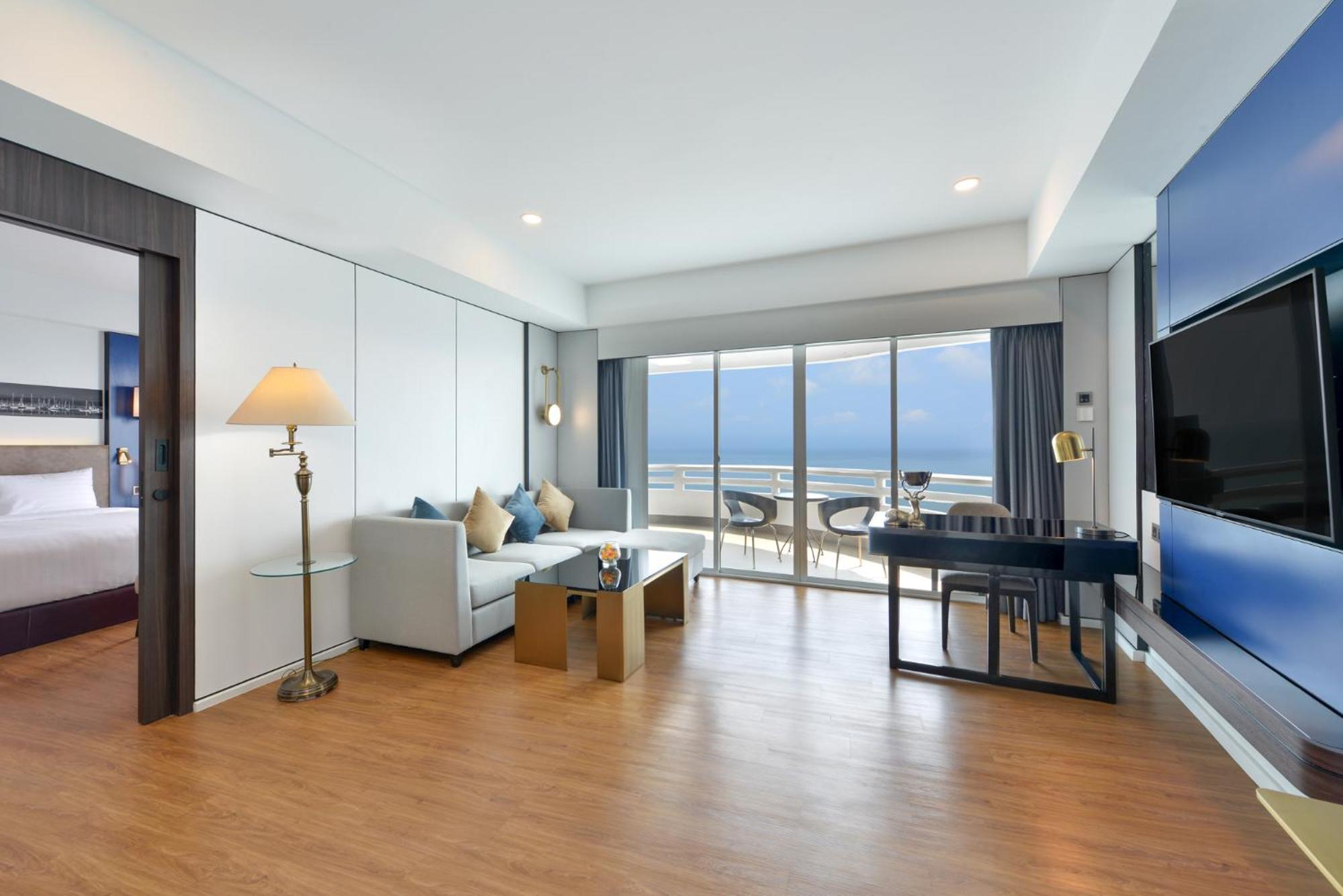 Grand Executive Suite Ocean View - Newly Renovate - Photo 9