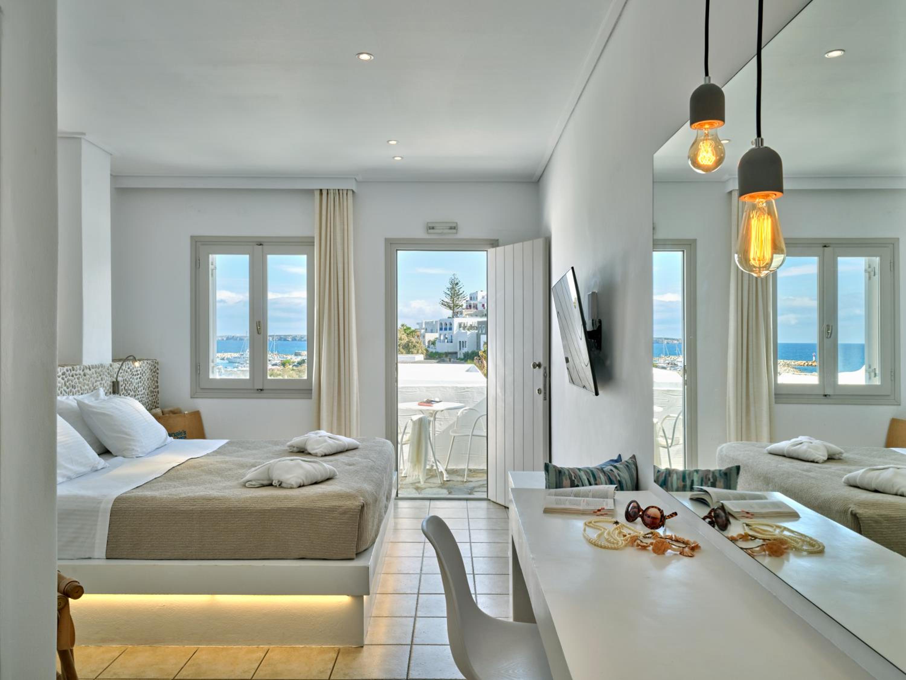 Quarto Superior com Varanda e Vista parcial para o Mar