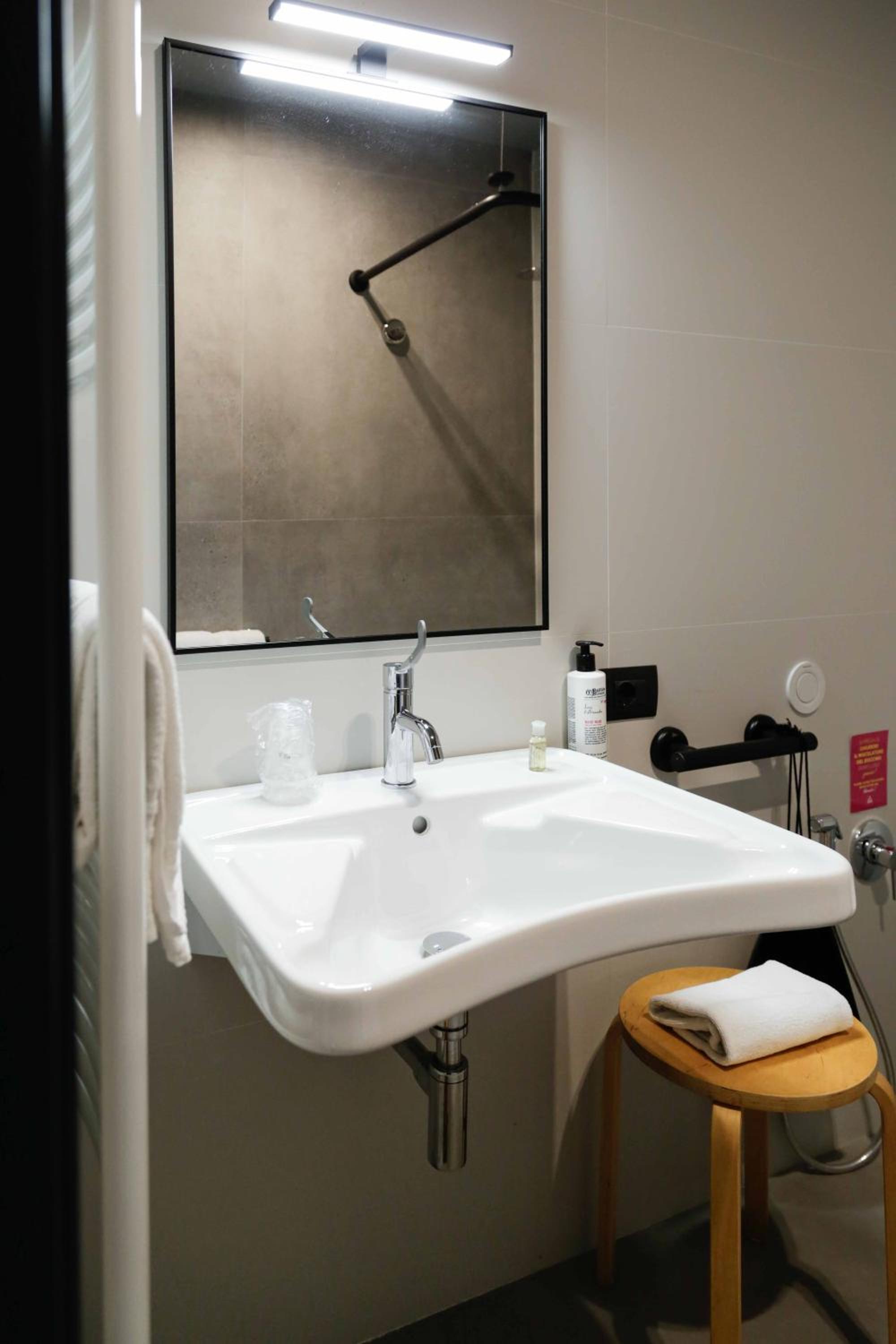 Double or Twin Room - Disability Access - Photo 19