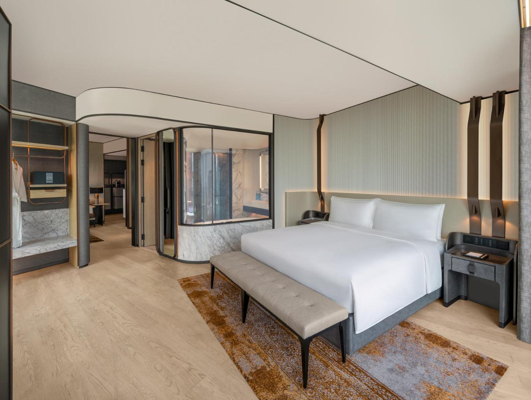 Deluxe Corner King Suite with River View photo 2