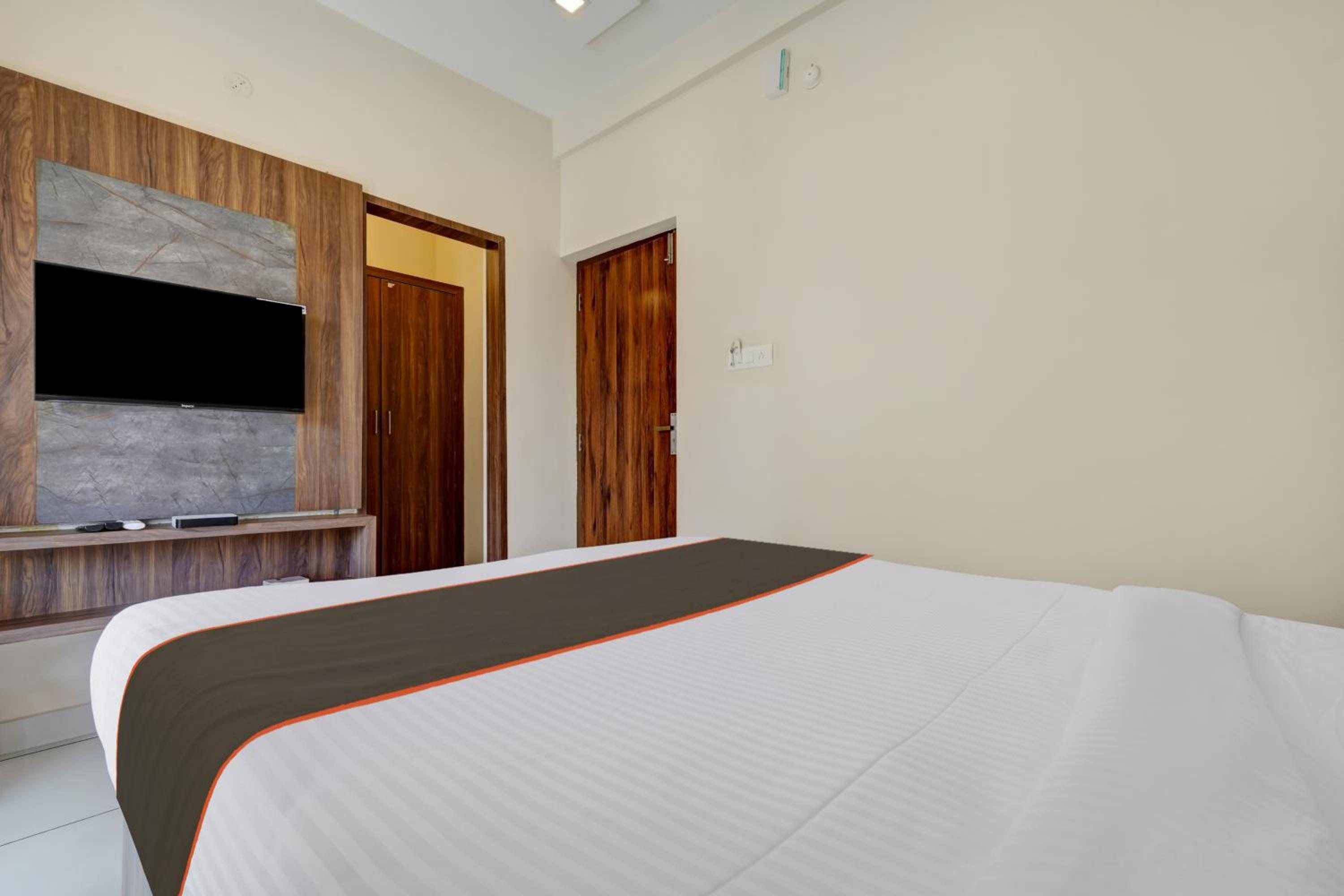 Deluxe Double Room (2 Adults + 1 Child) photo 3