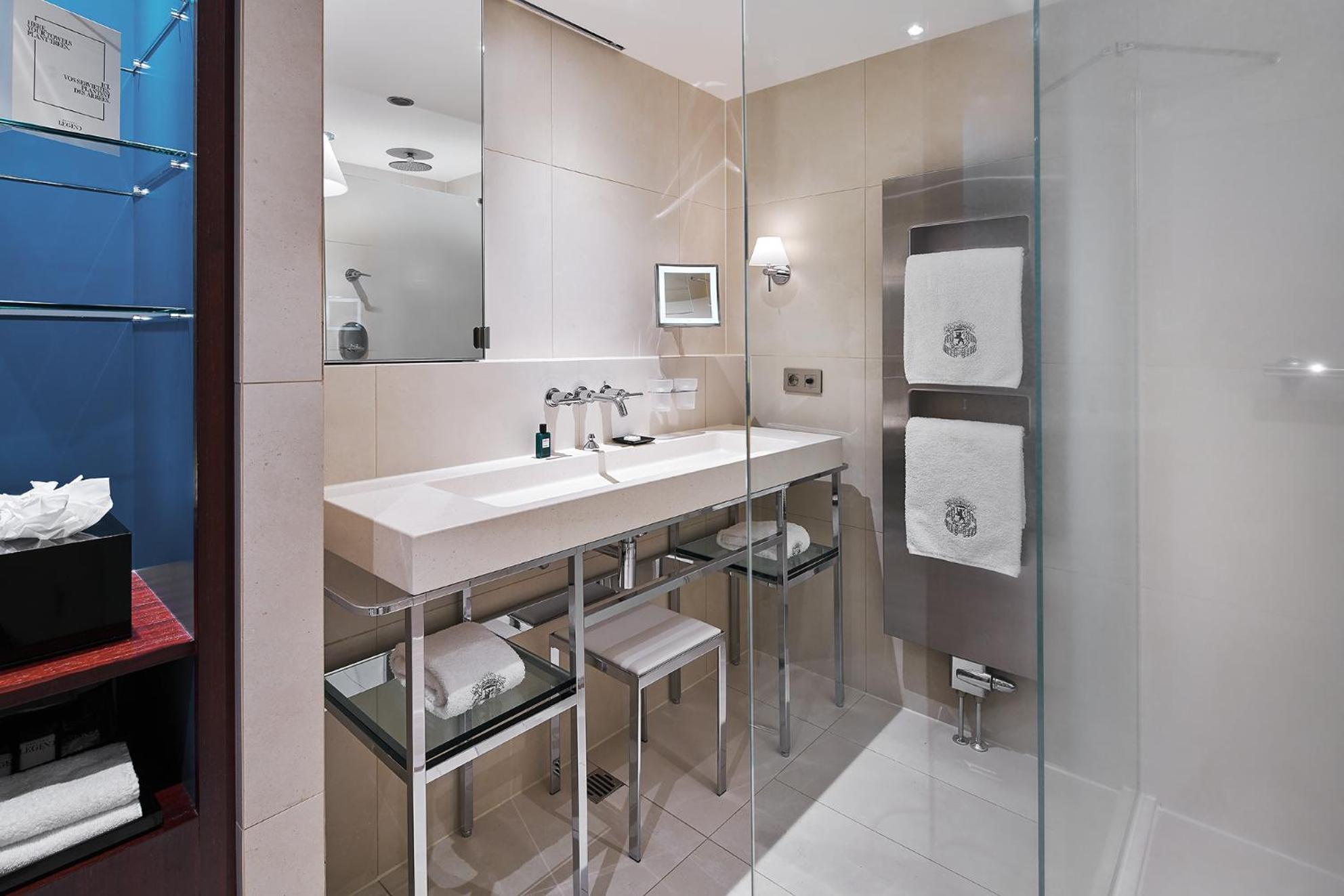 Superior Twin Room with Courtyard, Garden or City View thumbnail 5