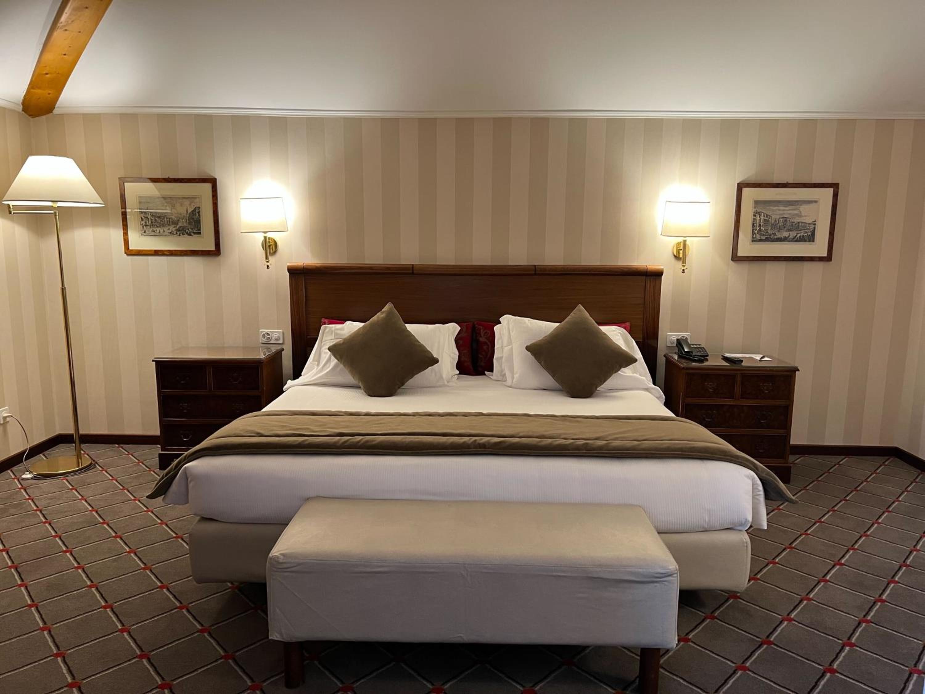 Top Floor Suite with Lake View - Photo 3