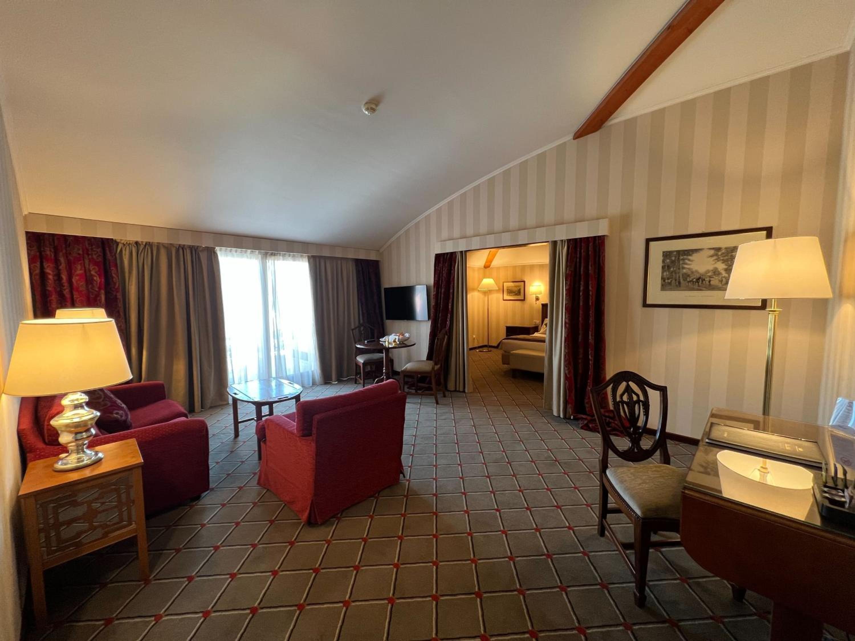 Top Floor Suite with Lake View - Photo 2
