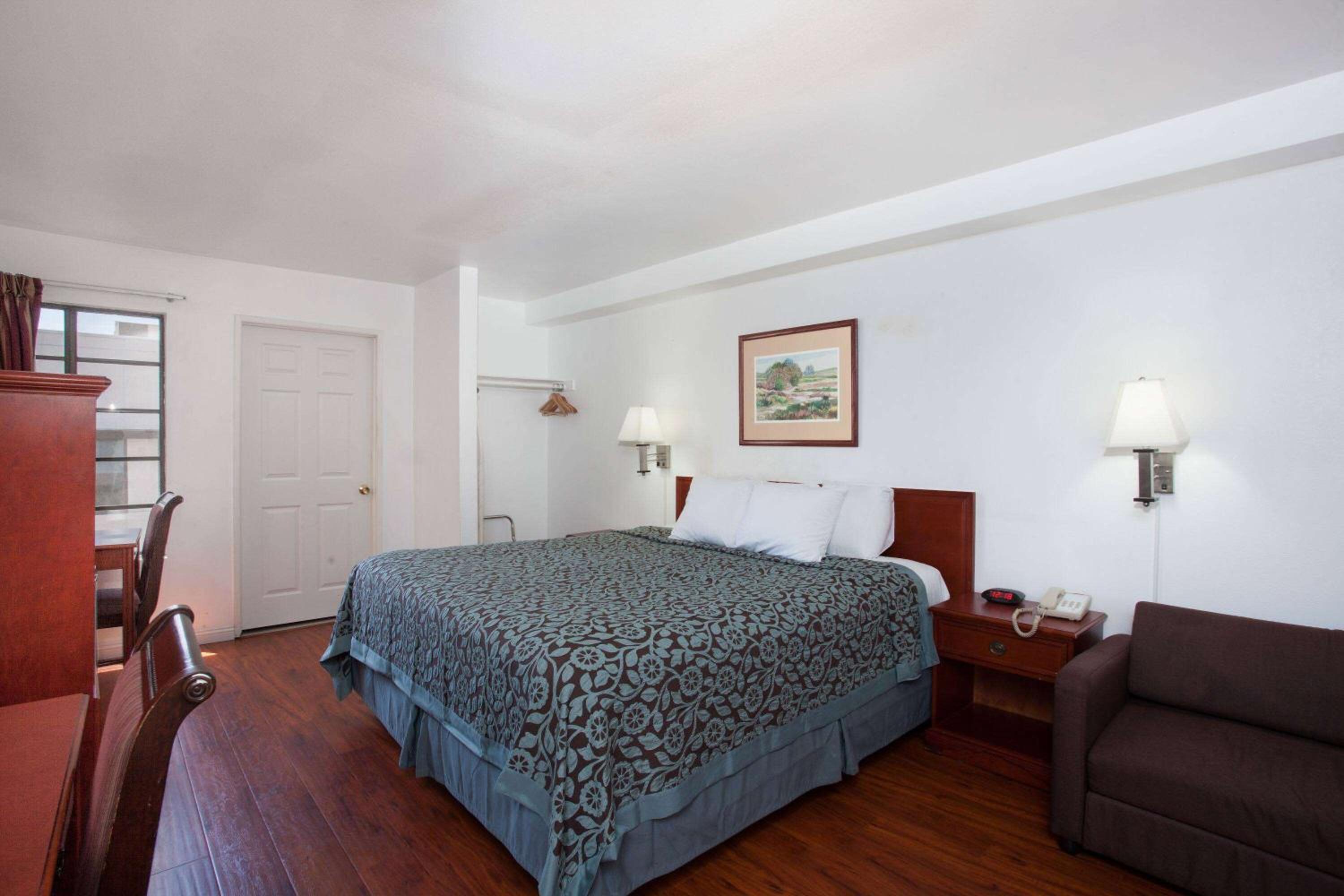 King Room with Roll-in Shower - Mobility Access/Non-Smoking - Photo 1