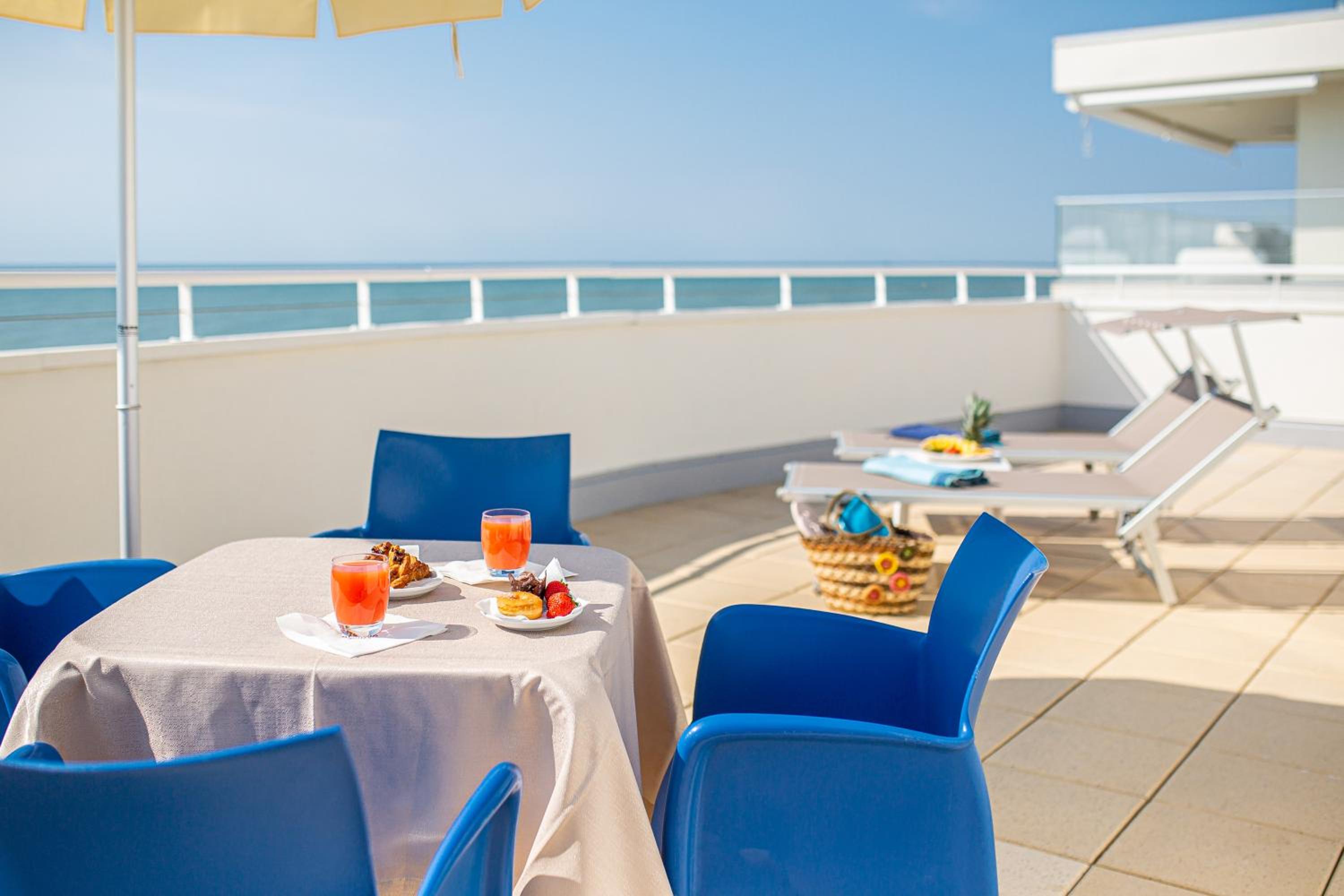 Family Suite with Terrace and Sea View - Photo 5