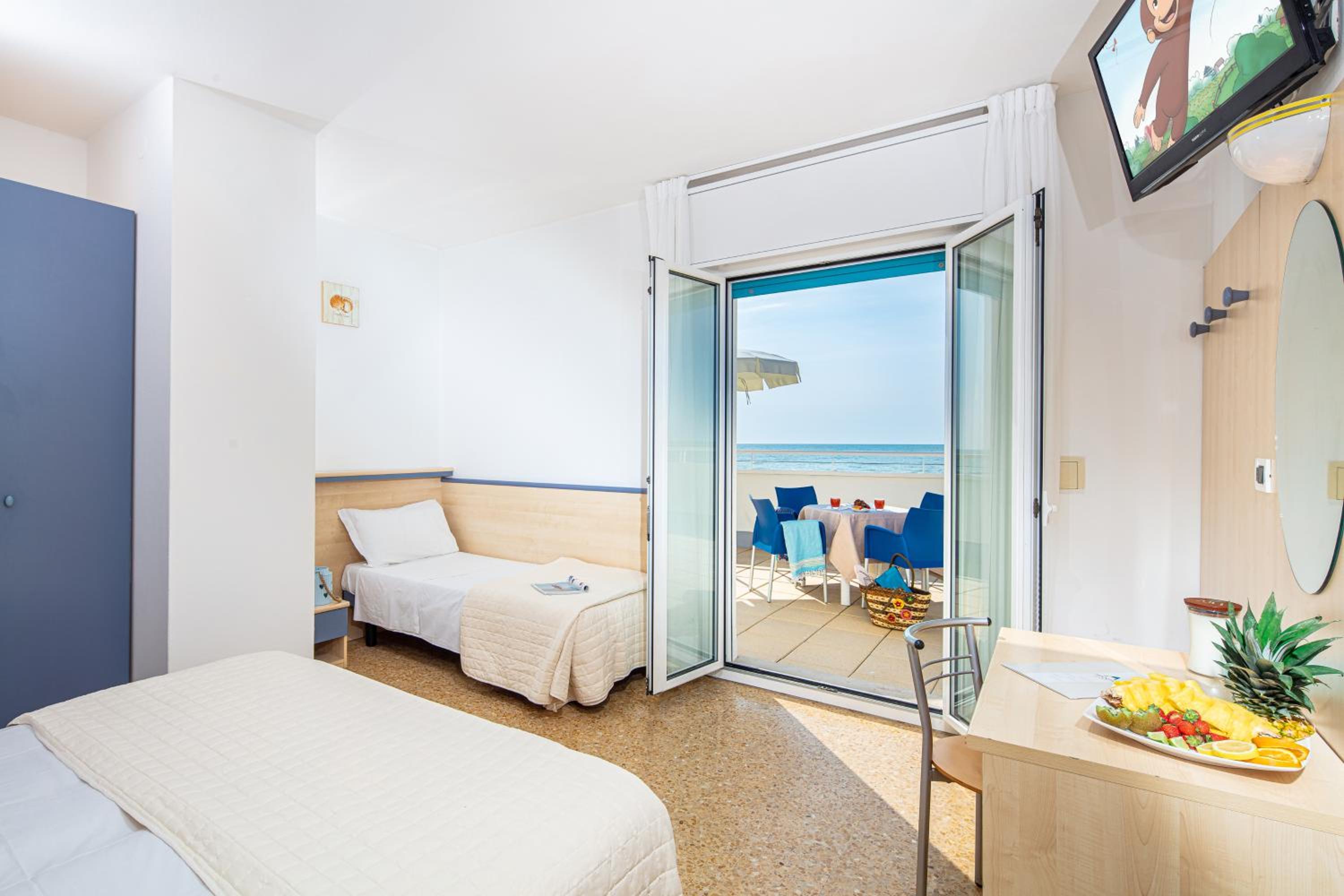 Family Suite with Terrace and Sea View - Photo 6