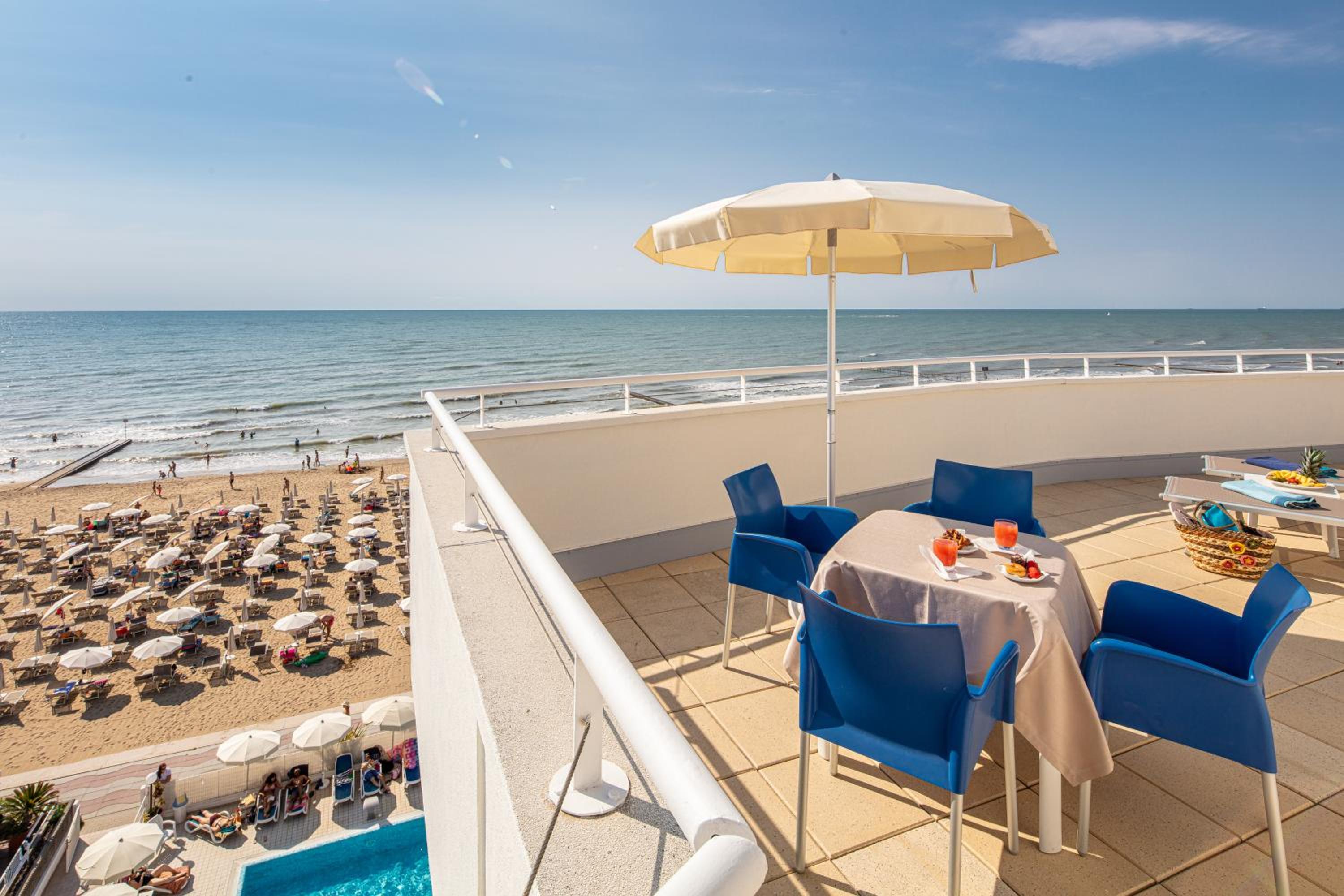 Family Suite with Terrace and Sea View - Photo 7