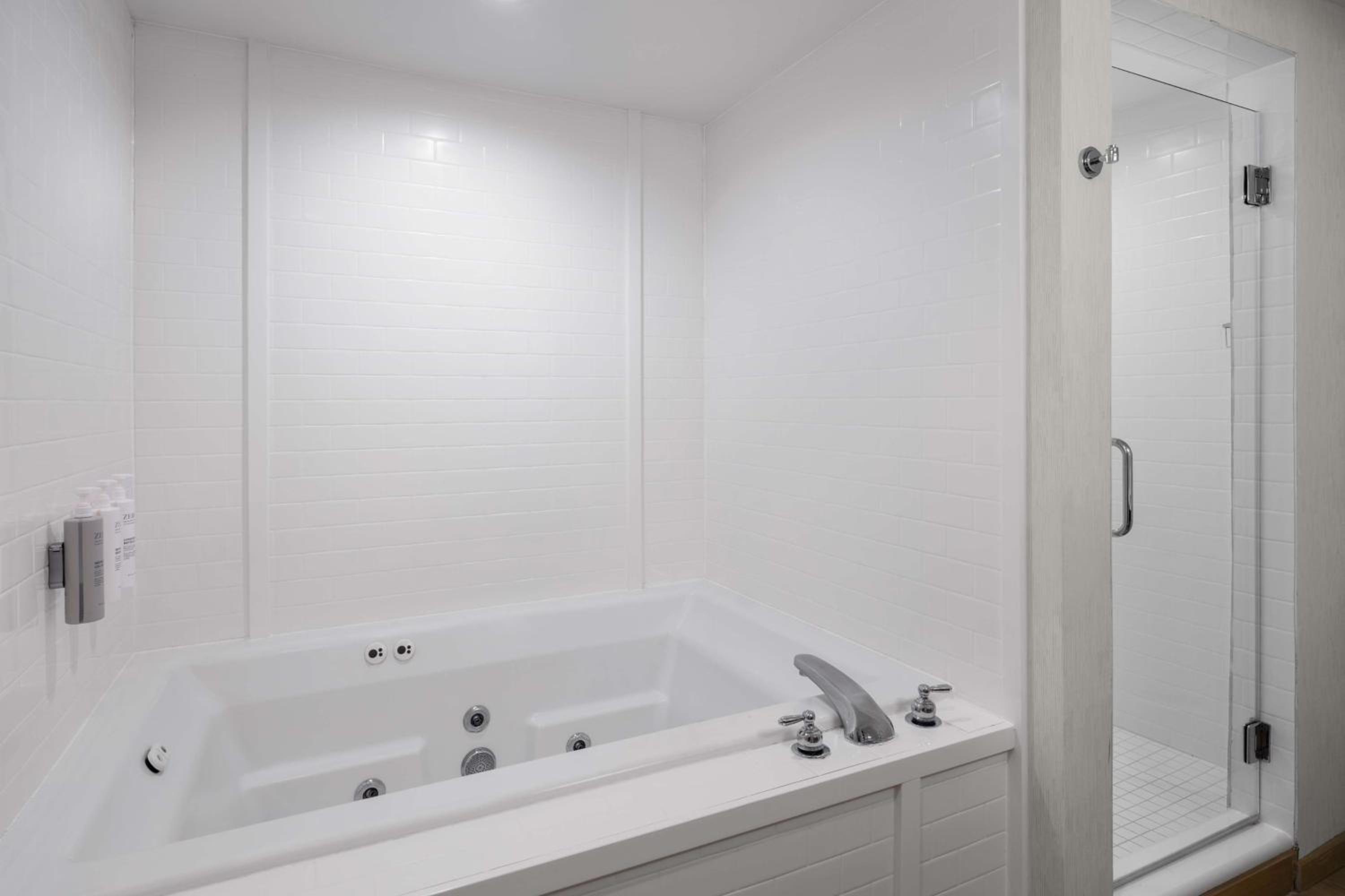 Deluxe King Room with Whirpool - Non-Smoking