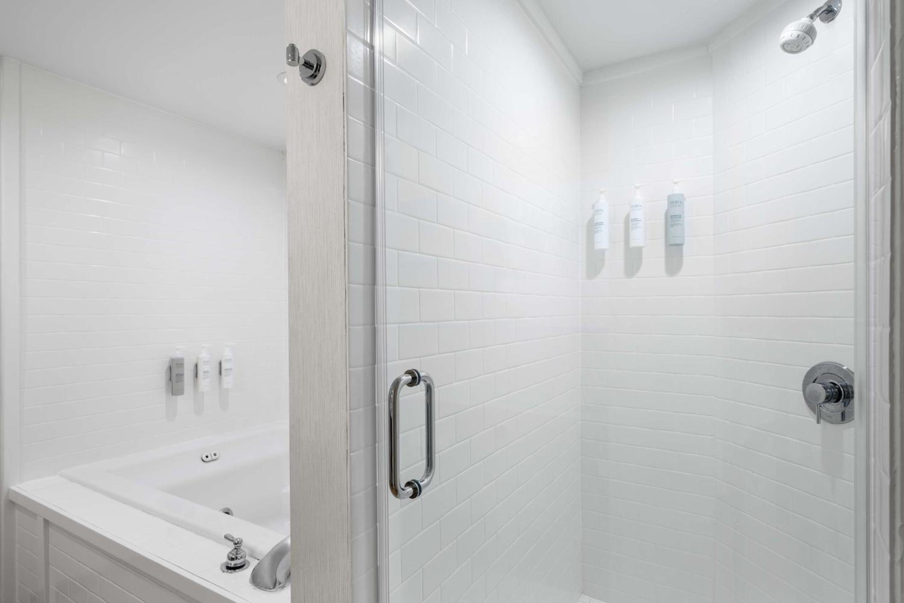 Deluxe King Room with Whirpool - Non-Smoking