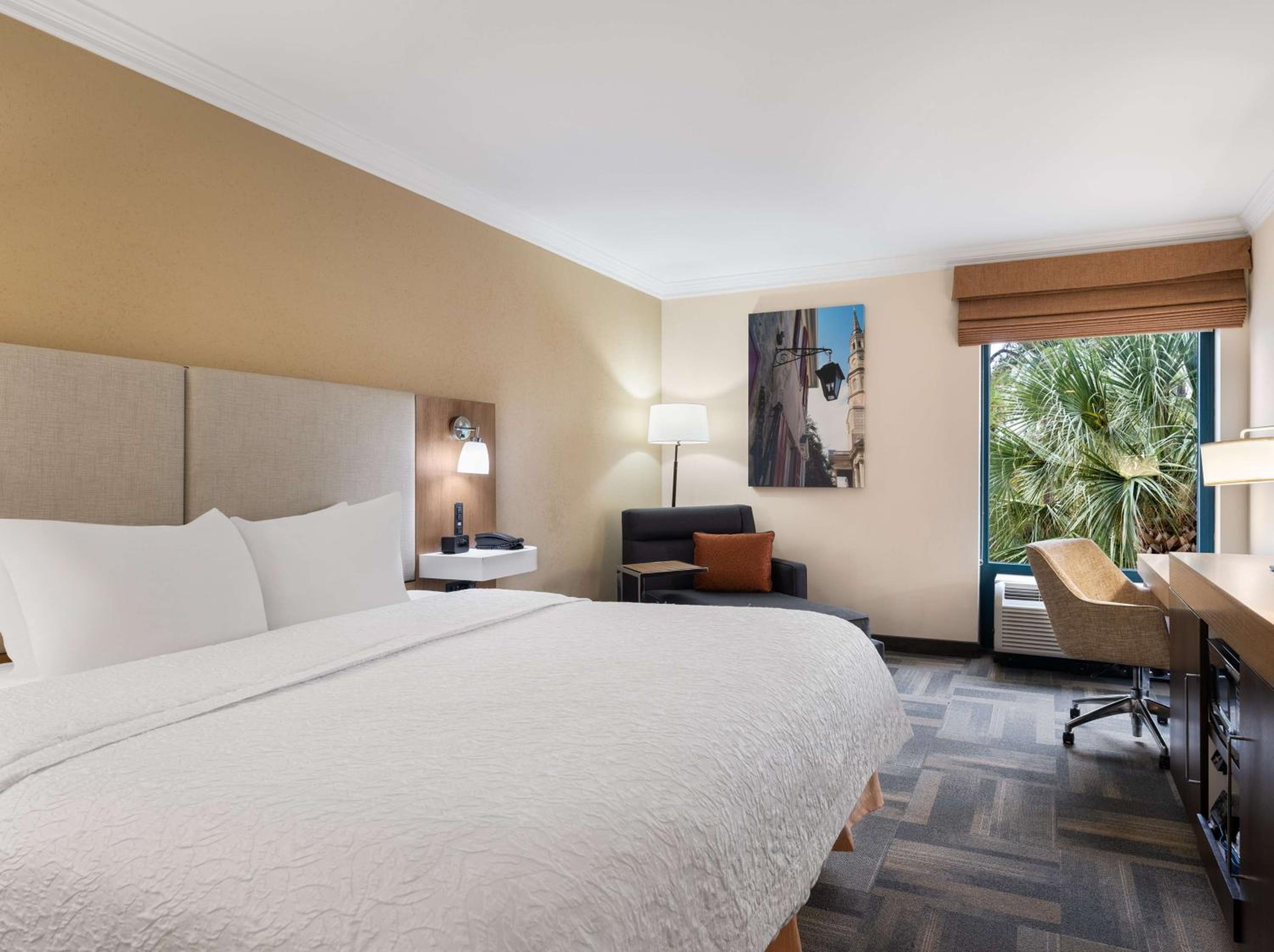 King Room with King Bed - Non-Smoking
