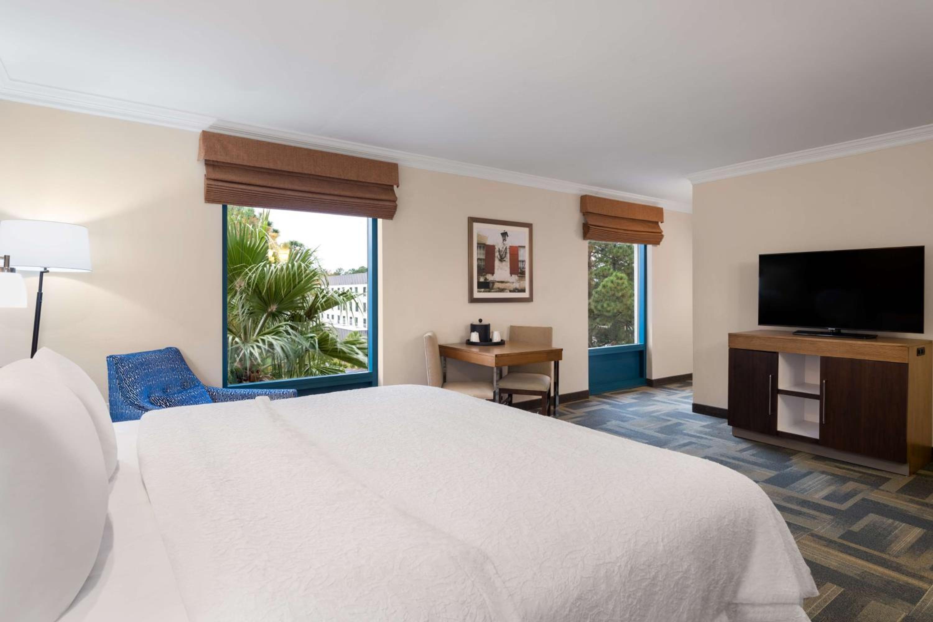 Deluxe King Room with Whirpool - Non-Smoking thumbnail 6