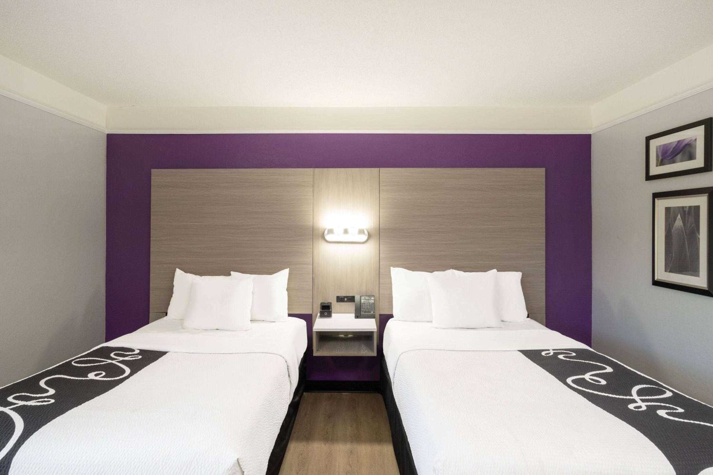 Queen Room with Two Queen Beds - Non-Smoking - Photo 3