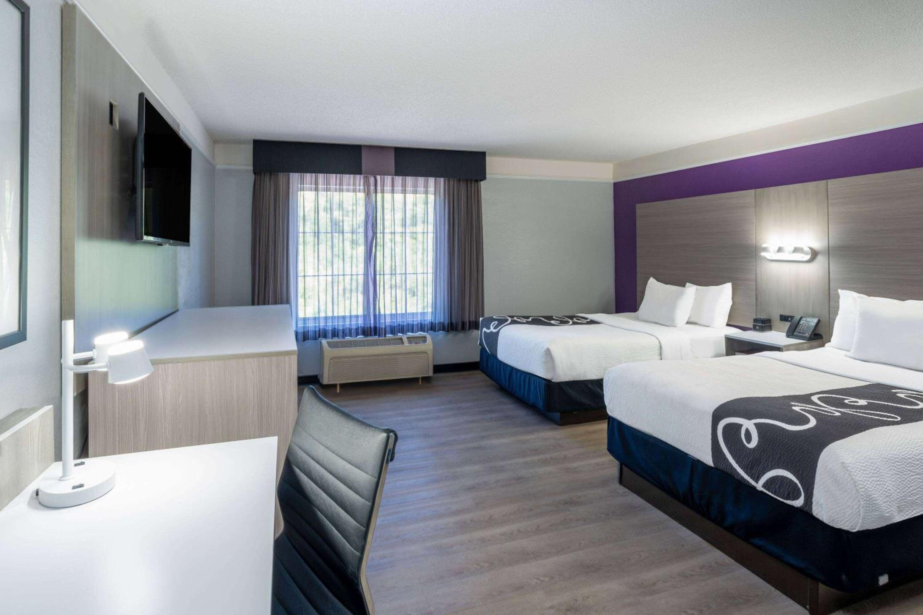 Queen Room with Two Queen Beds - Non-Smoking - Photo 1