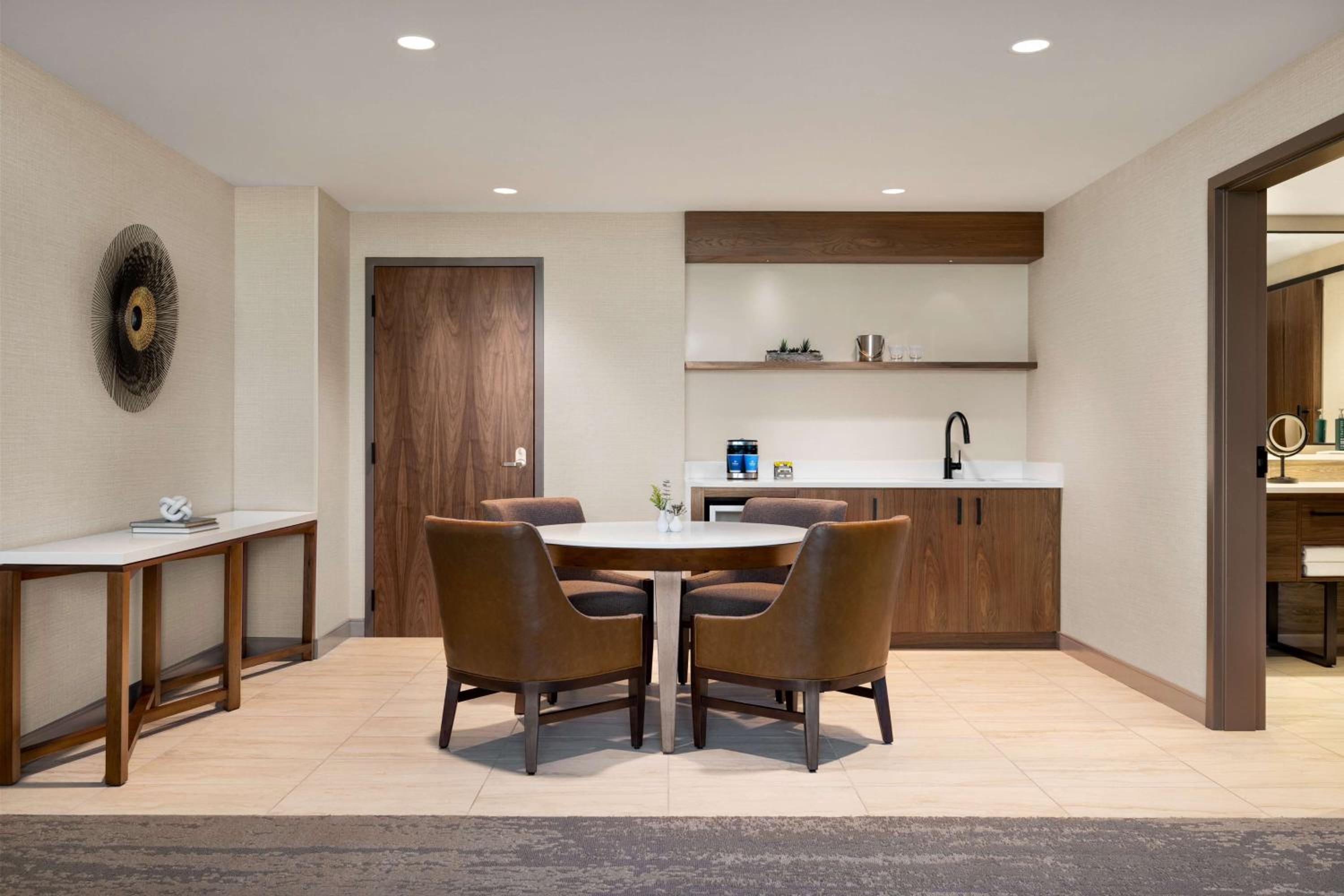 One-Bedroom King Suite with Mountain View - Photo 5
