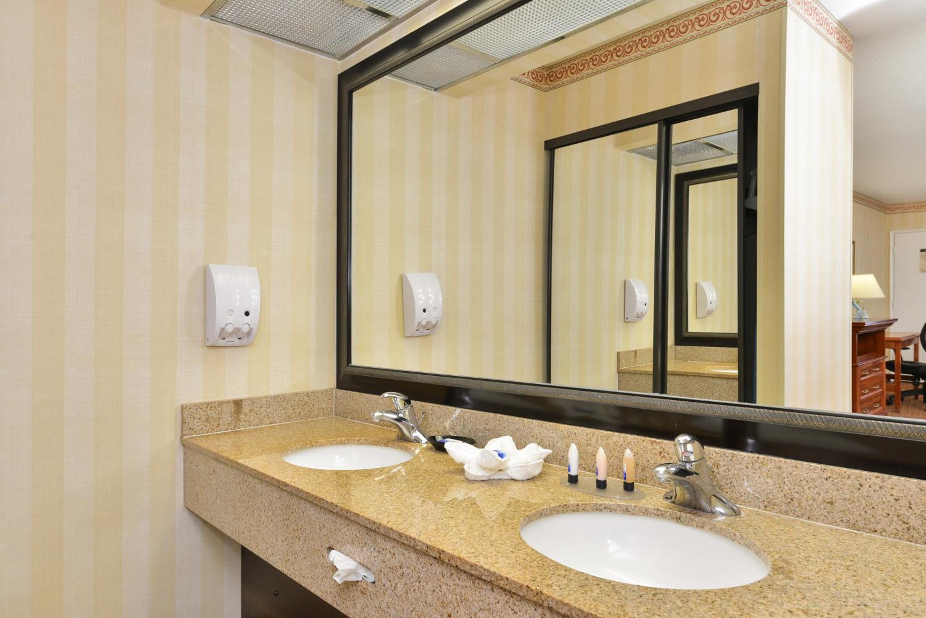 King Room - Disability Access Tub - Photo 2