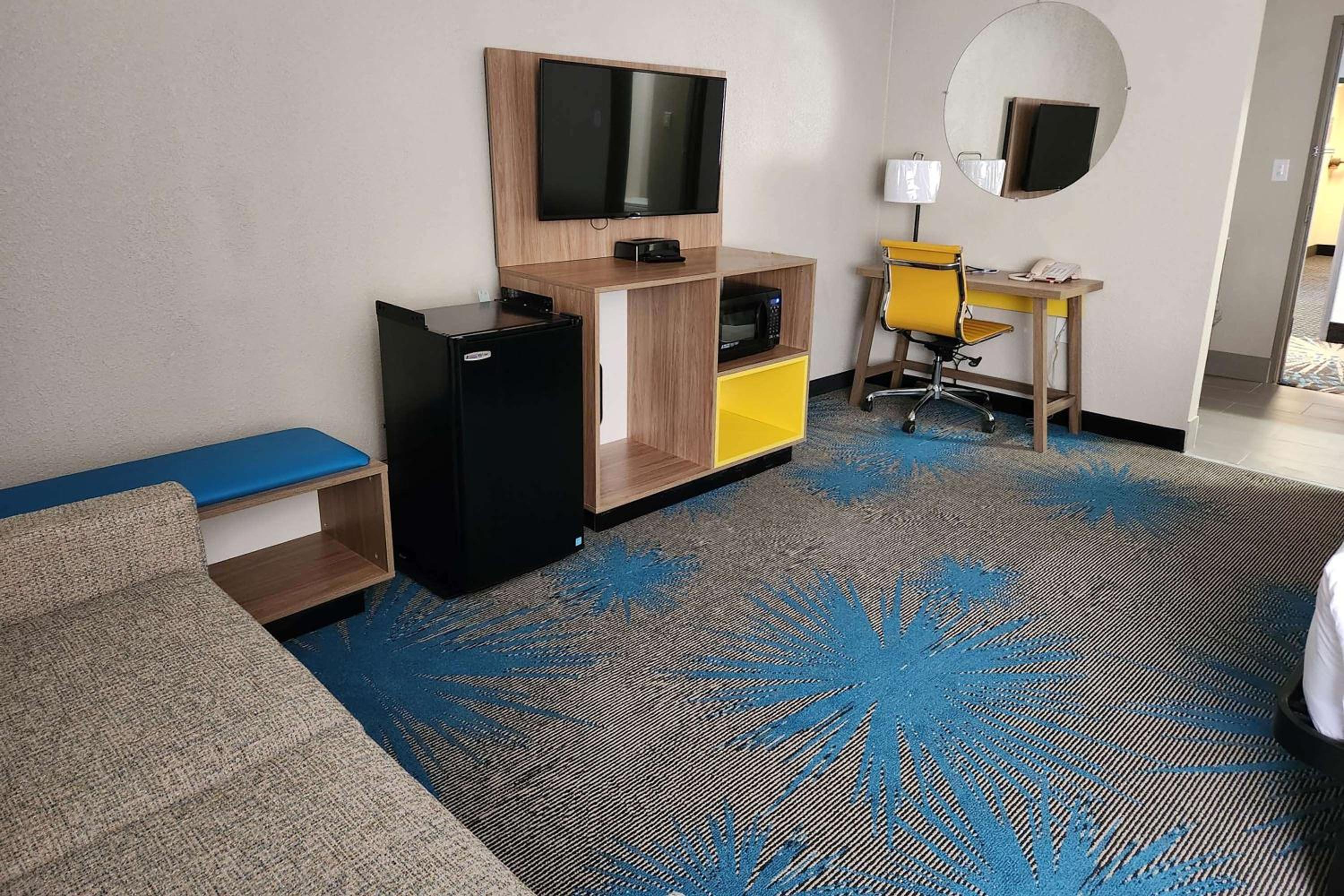 One-Bedroom King Suite - Non-Smoking - Photo 1