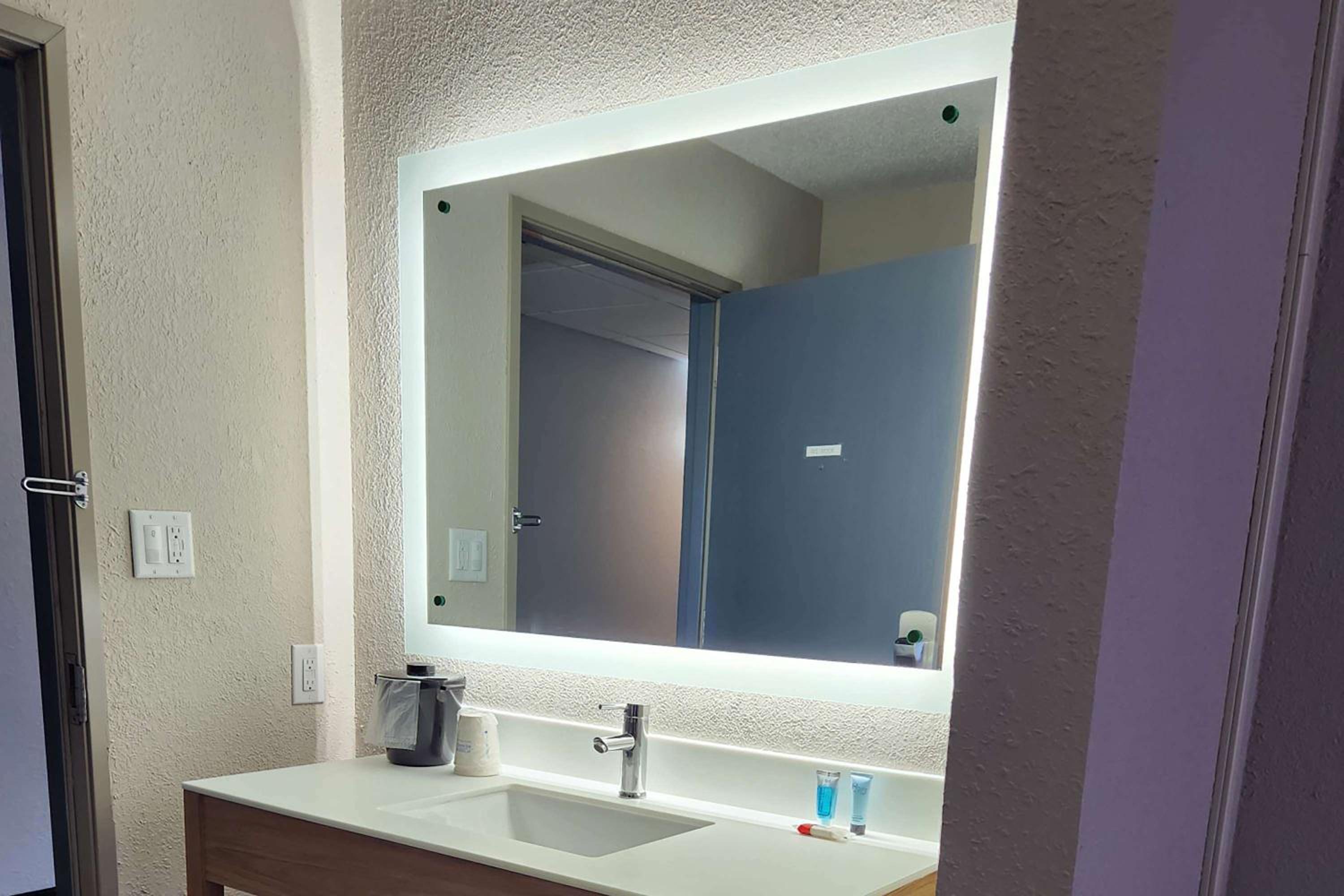 One-Bedroom King Suite - Non-Smoking - Photo 4