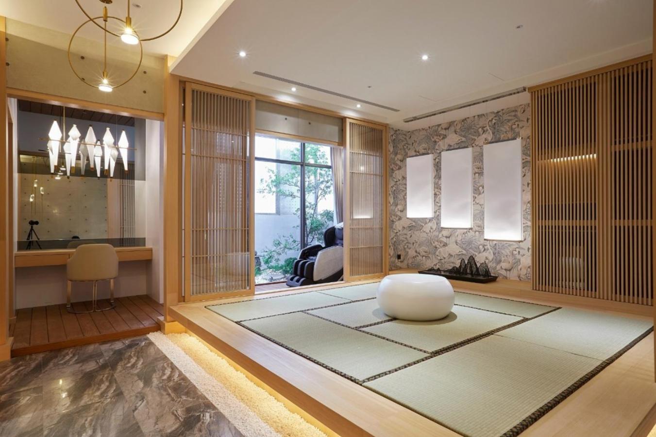Deluxe King Room - Photo 7