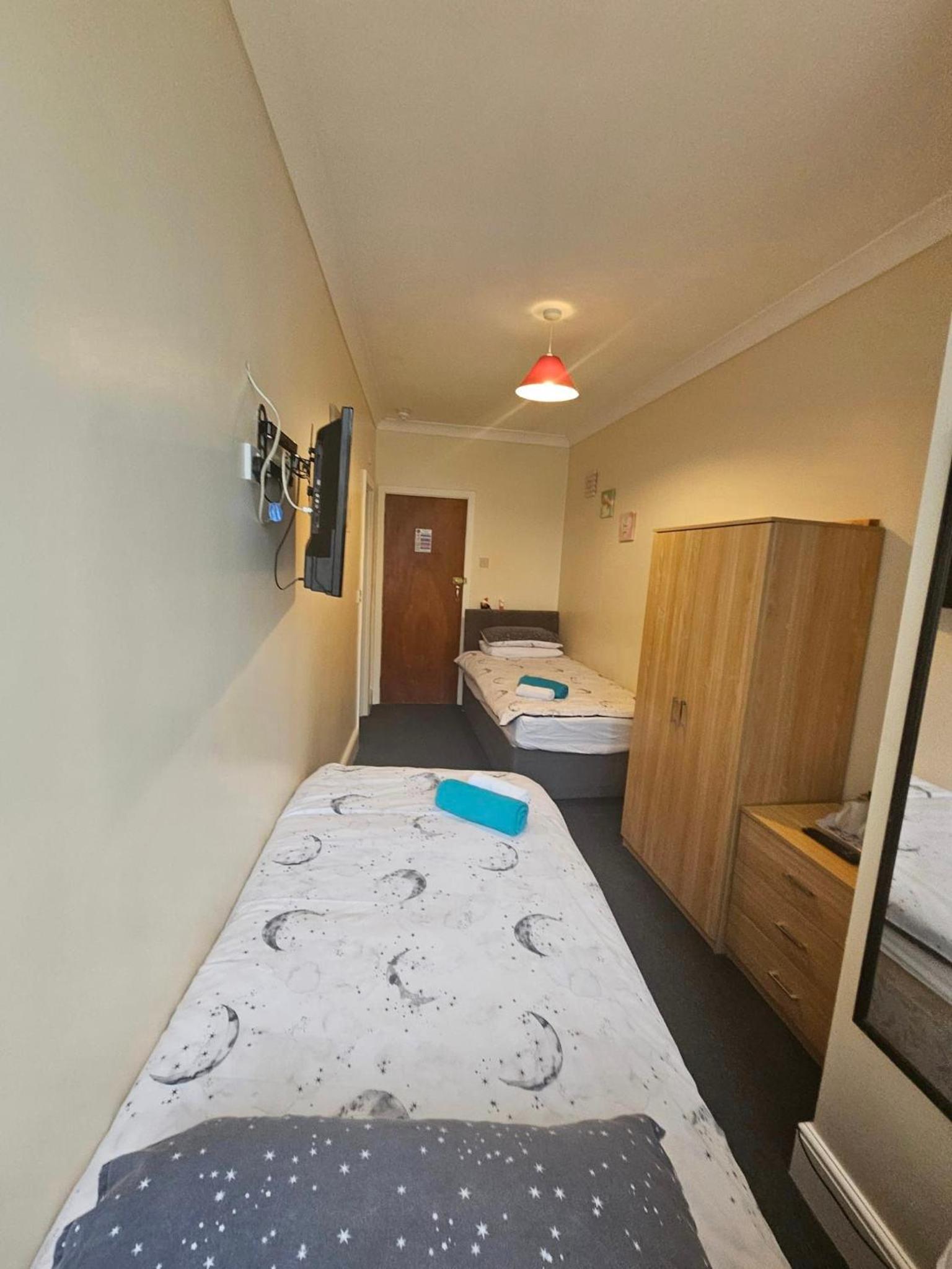 Twin Room with Private Bathroom photo 1