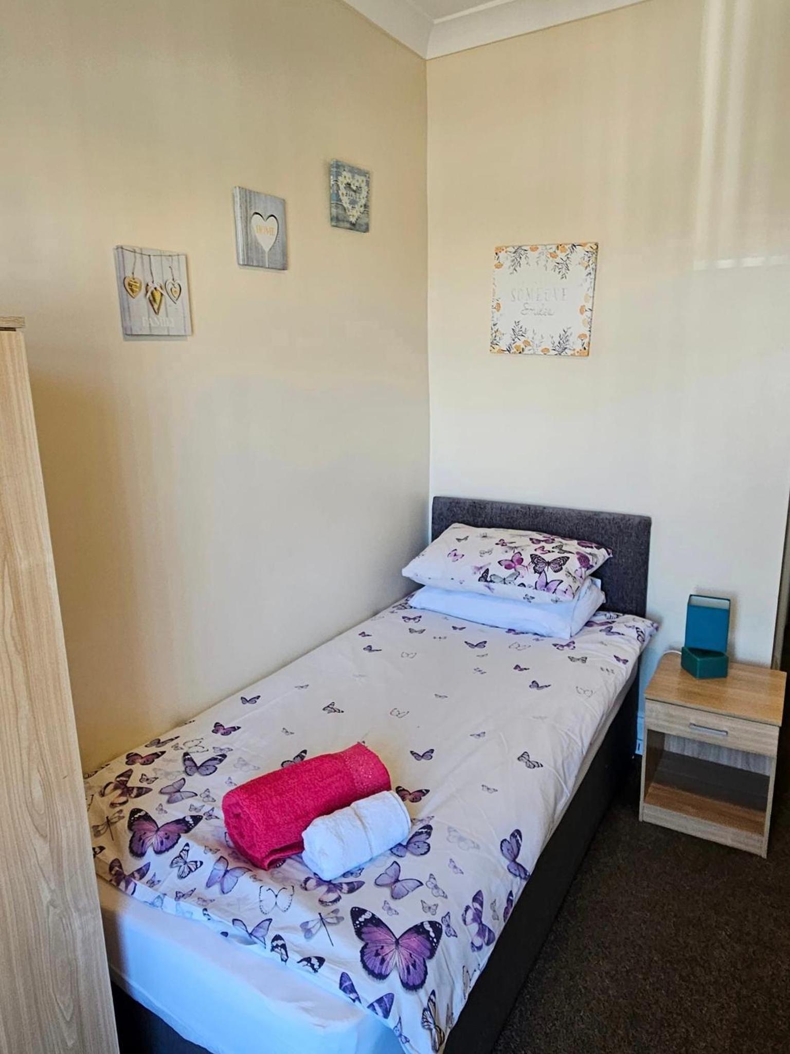 Single Room with Private Bathroom photo 3