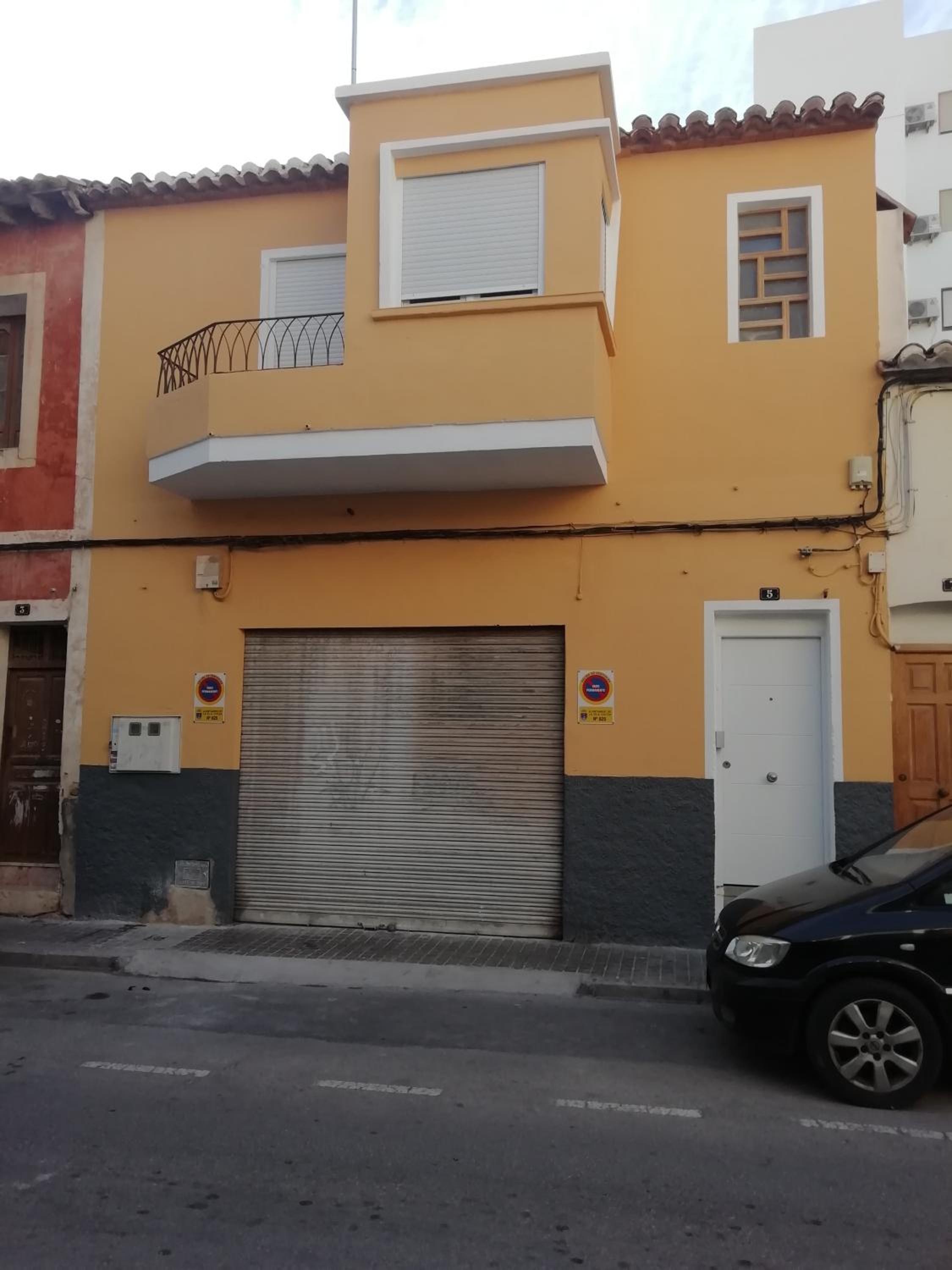 Three-Bedroom House photo 2