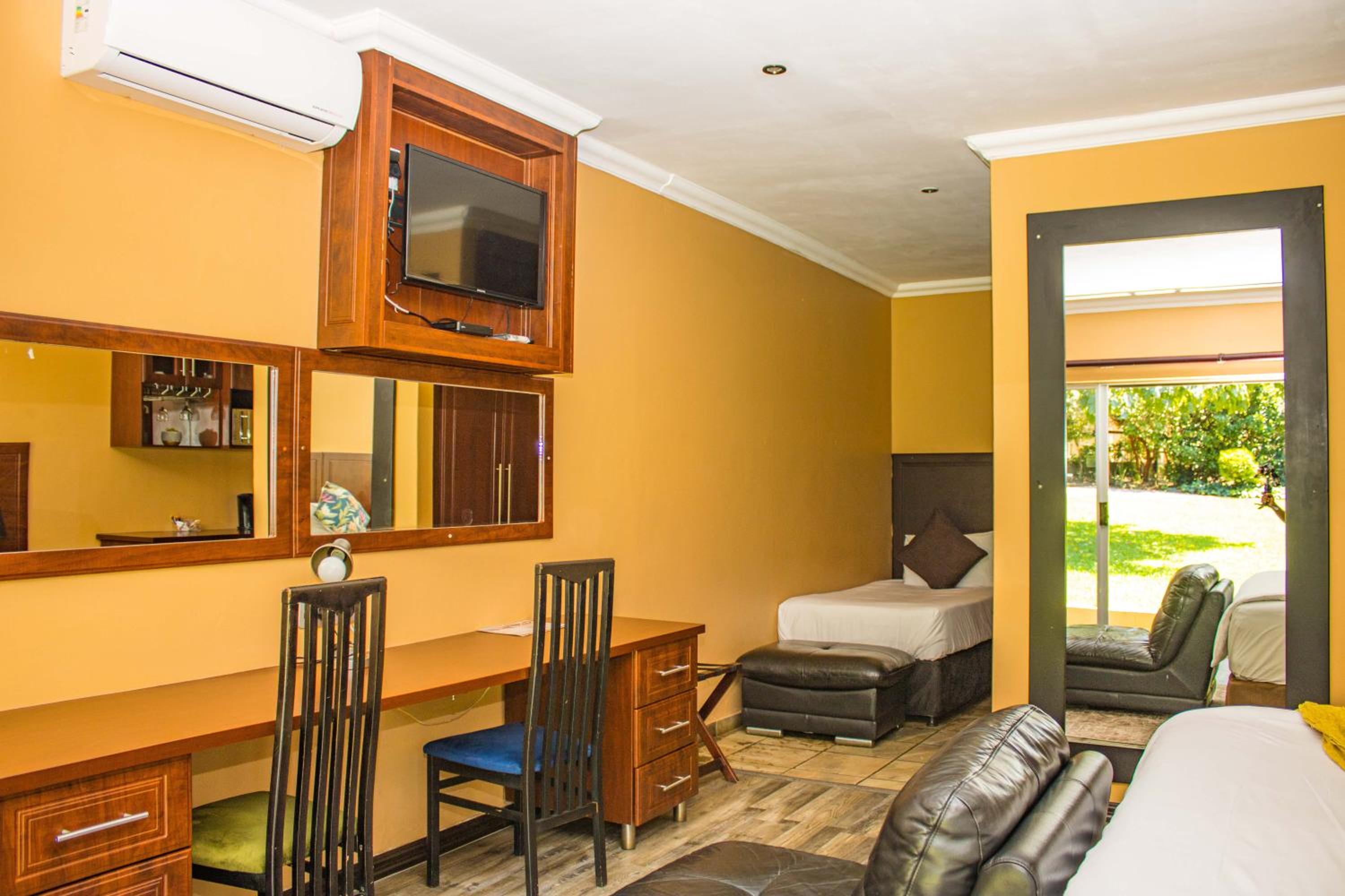 Family Room - Photo 5