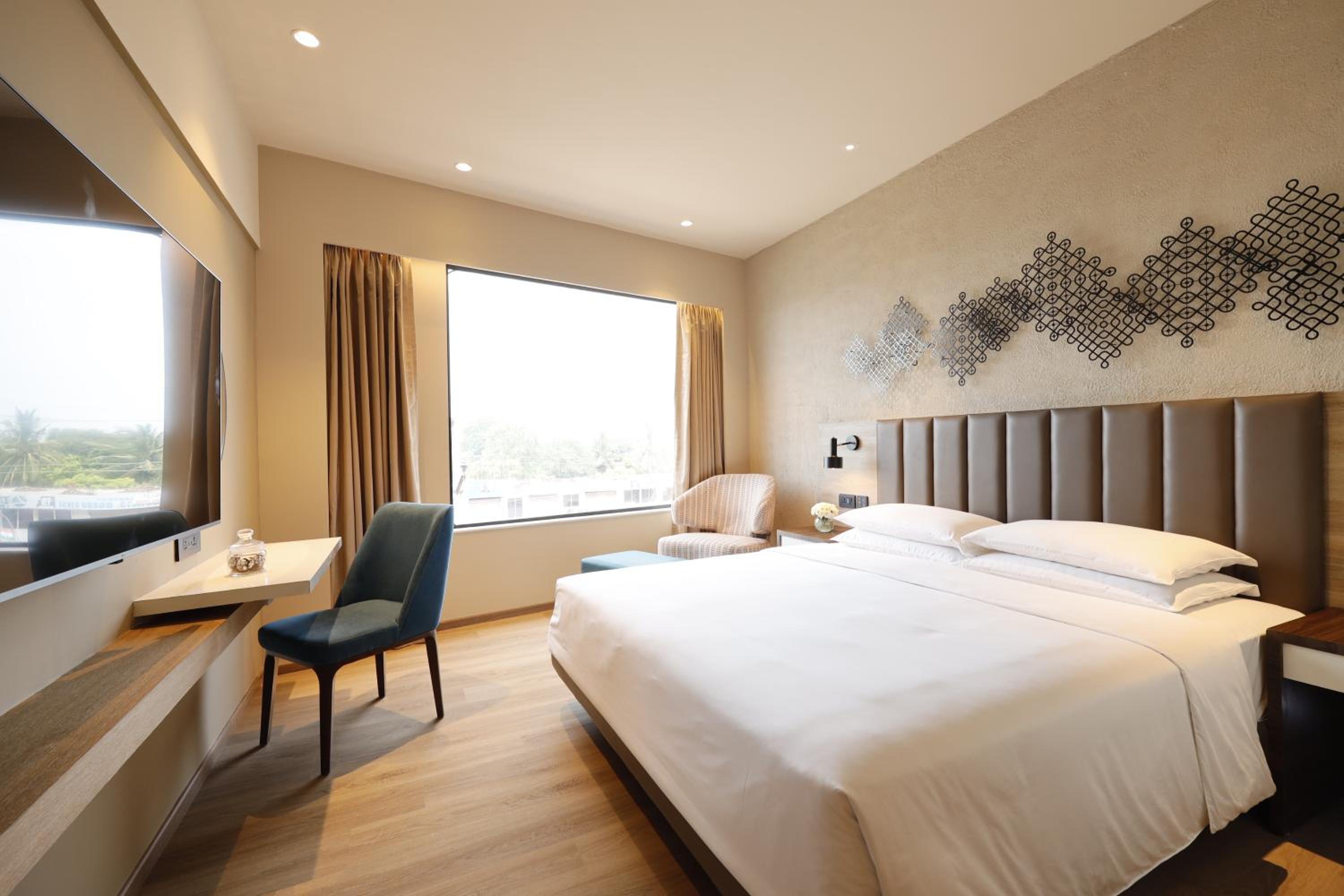 King Room with Sofa Bed - High Floor photo 1