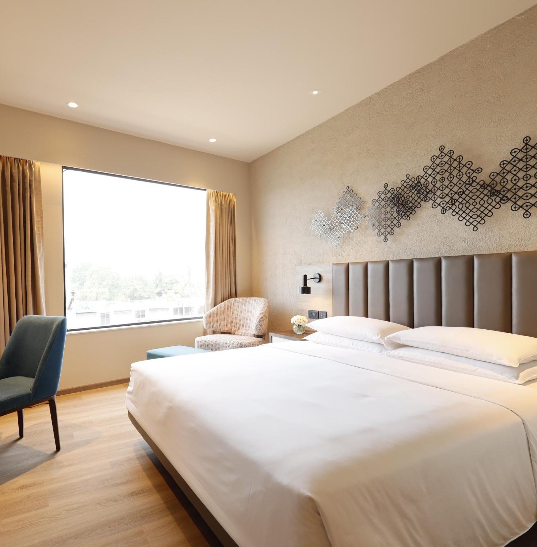 King Room with Sofa Bed - High Floor photo 3