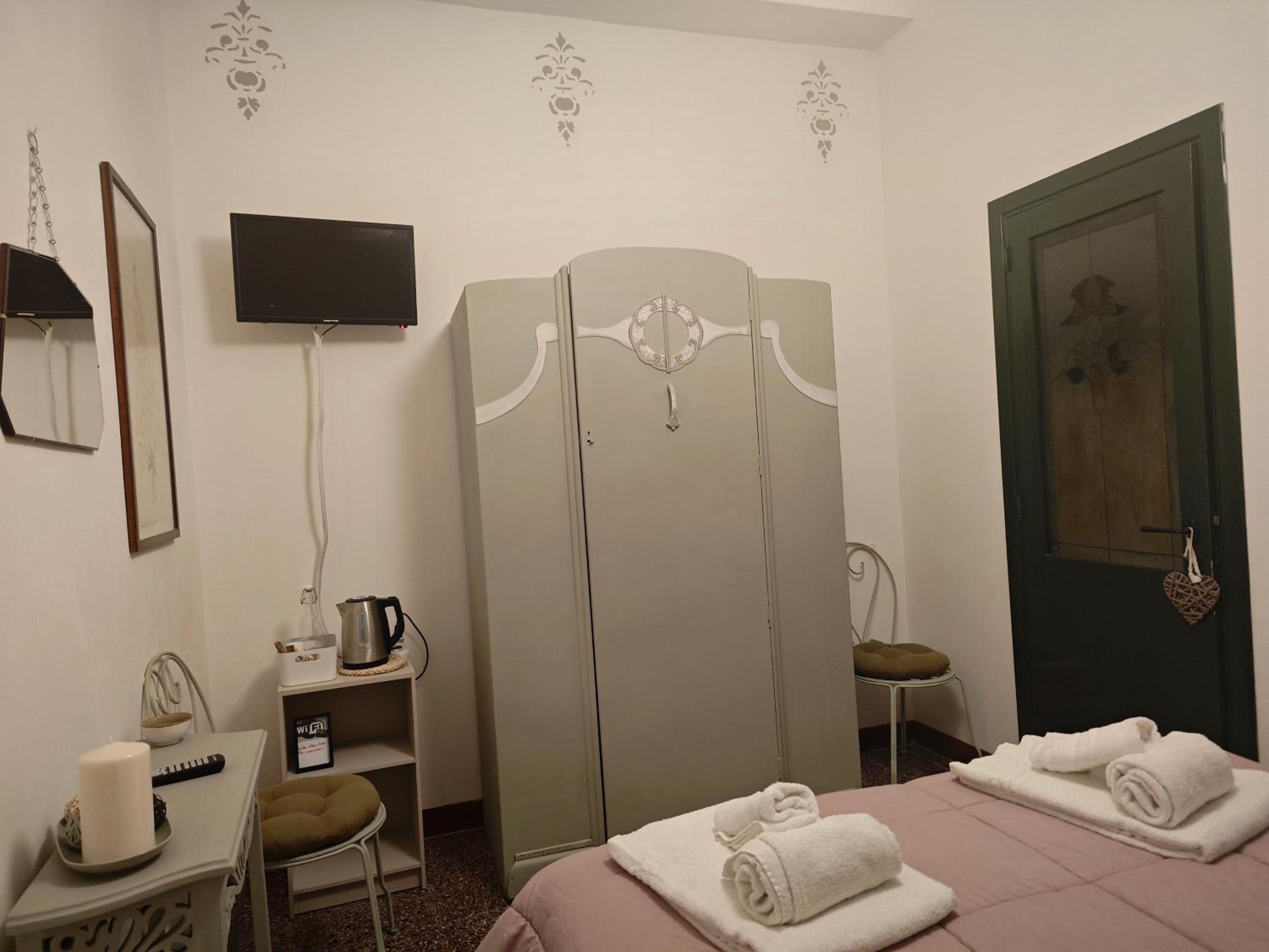 Double Room - Photo 6